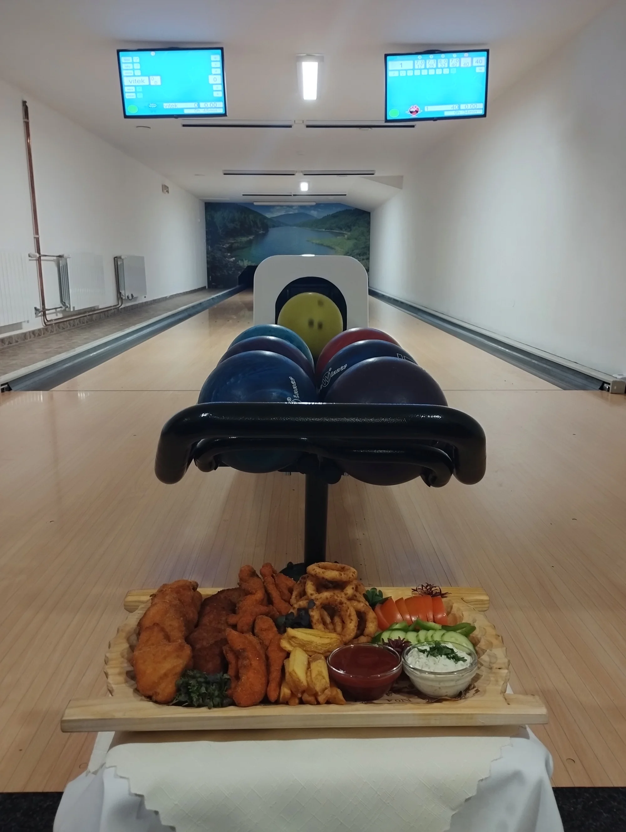 Hodina bowlingu a prkno se stripsy, řízky, hranolky i cibulovými kroužky a pečivem