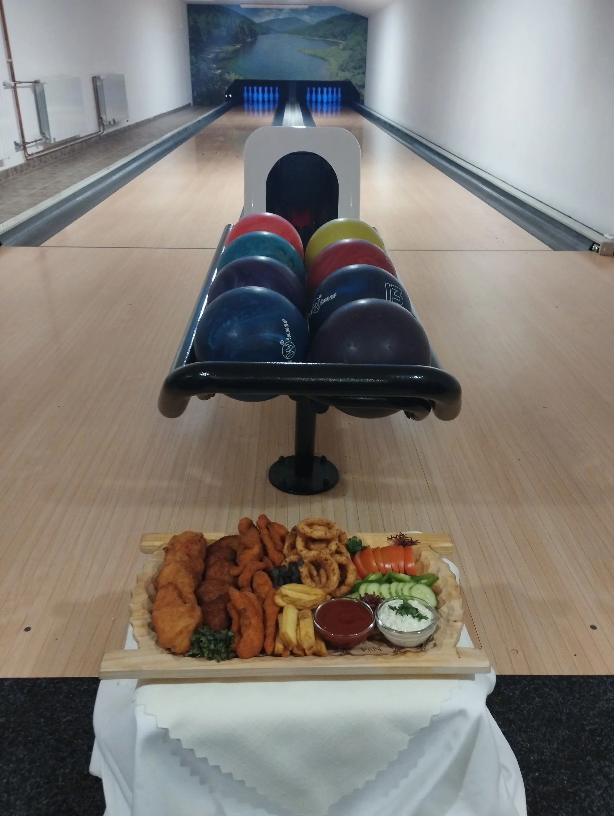 Hodina bowlingu a prkno se stripsy, řízky, hranolky i cibulovými kroužky a pečivem