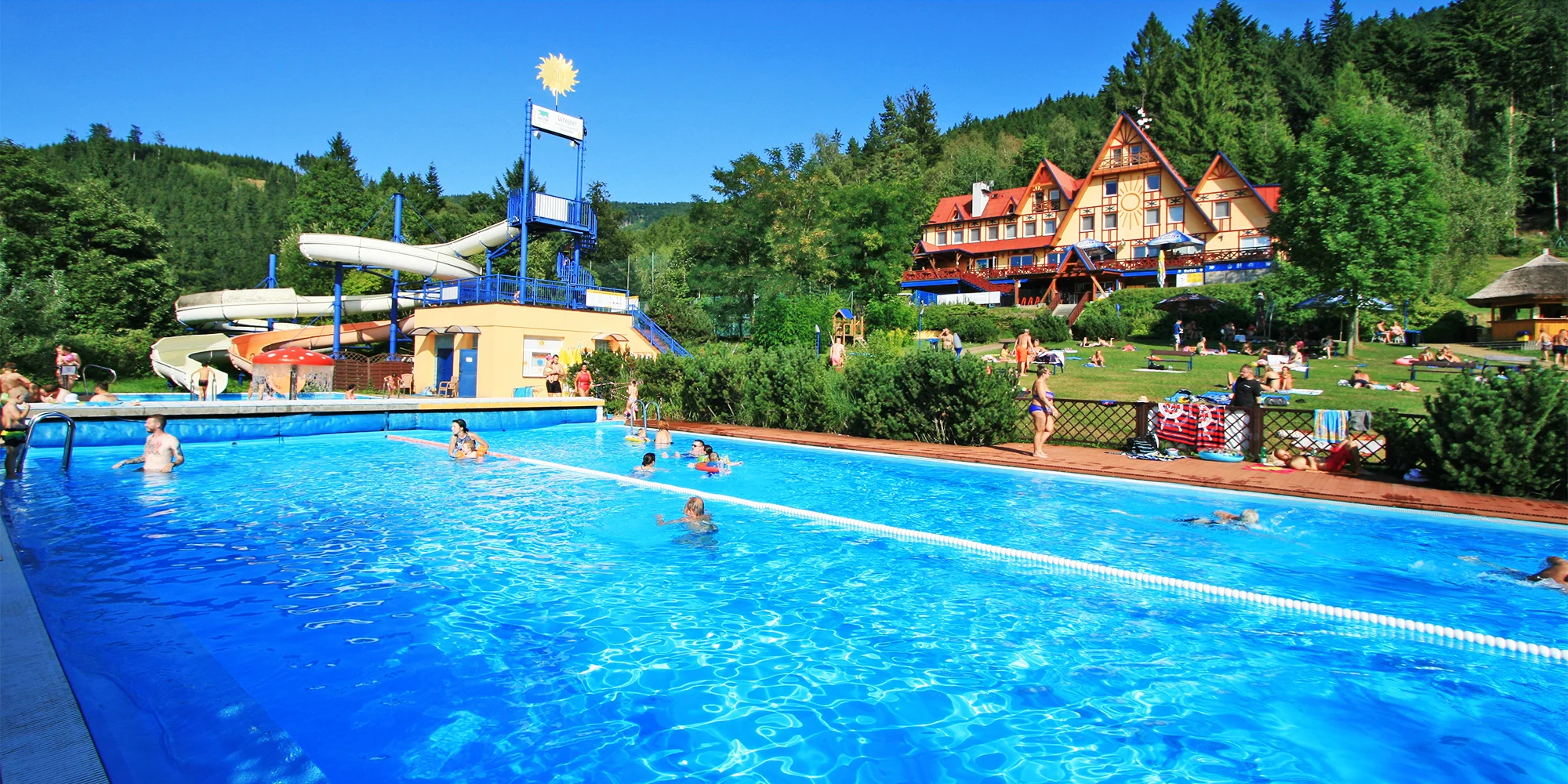 Privátní sauna a vstup do bazénu či na letní koupaliště pro 2–4 osoby