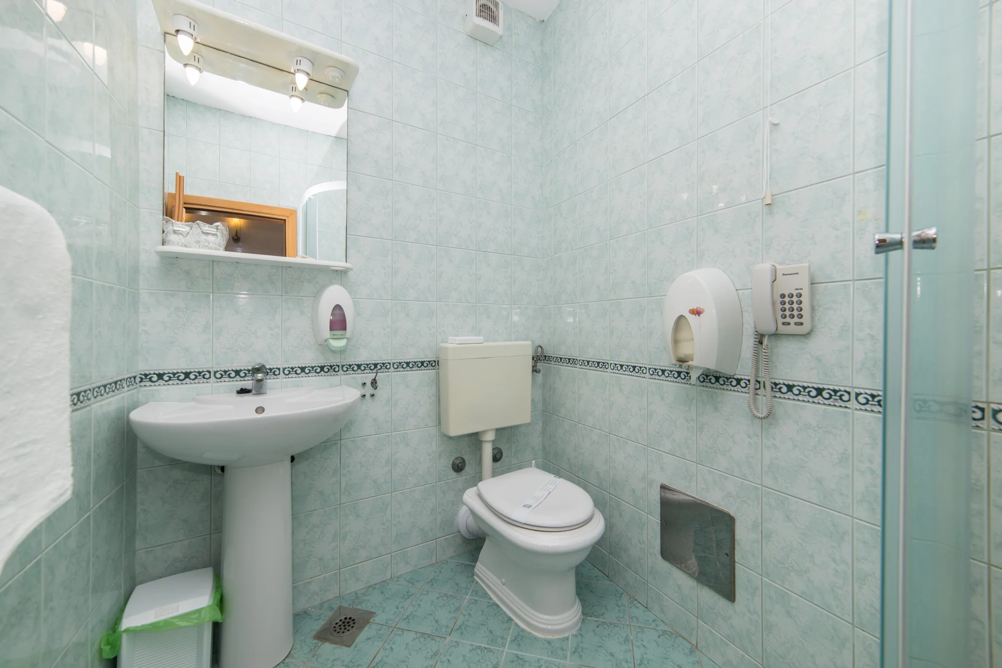 Dovolená u chorvatského Gradacu: rodinný hotel s restaurací na pláži, nádherný výhled na moře, polopenze