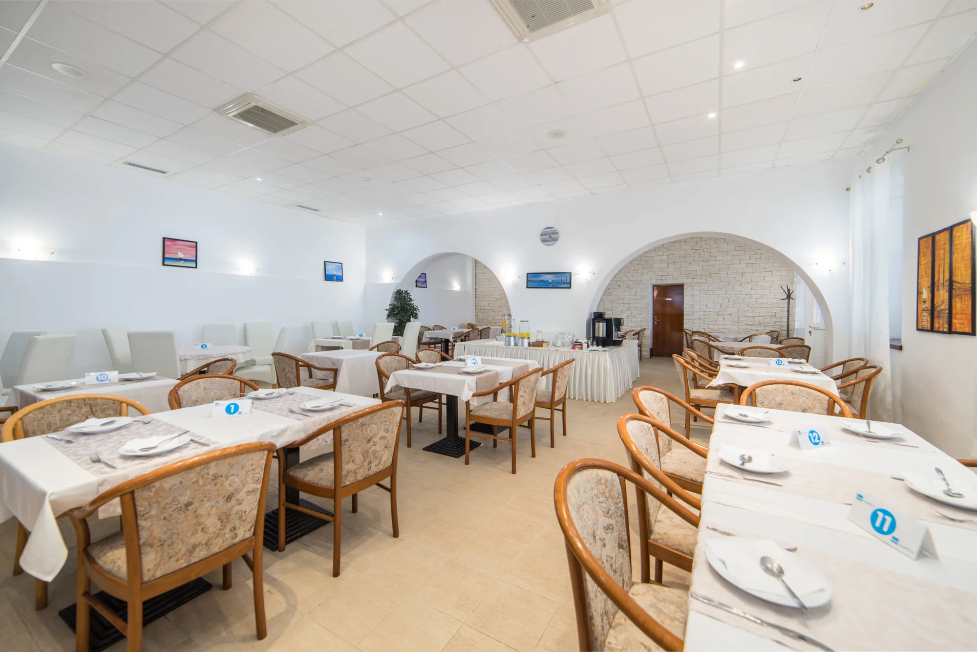 Dovolená u chorvatského Gradacu: rodinný hotel s restaurací na pláži, nádherný výhled na moře, polopenze