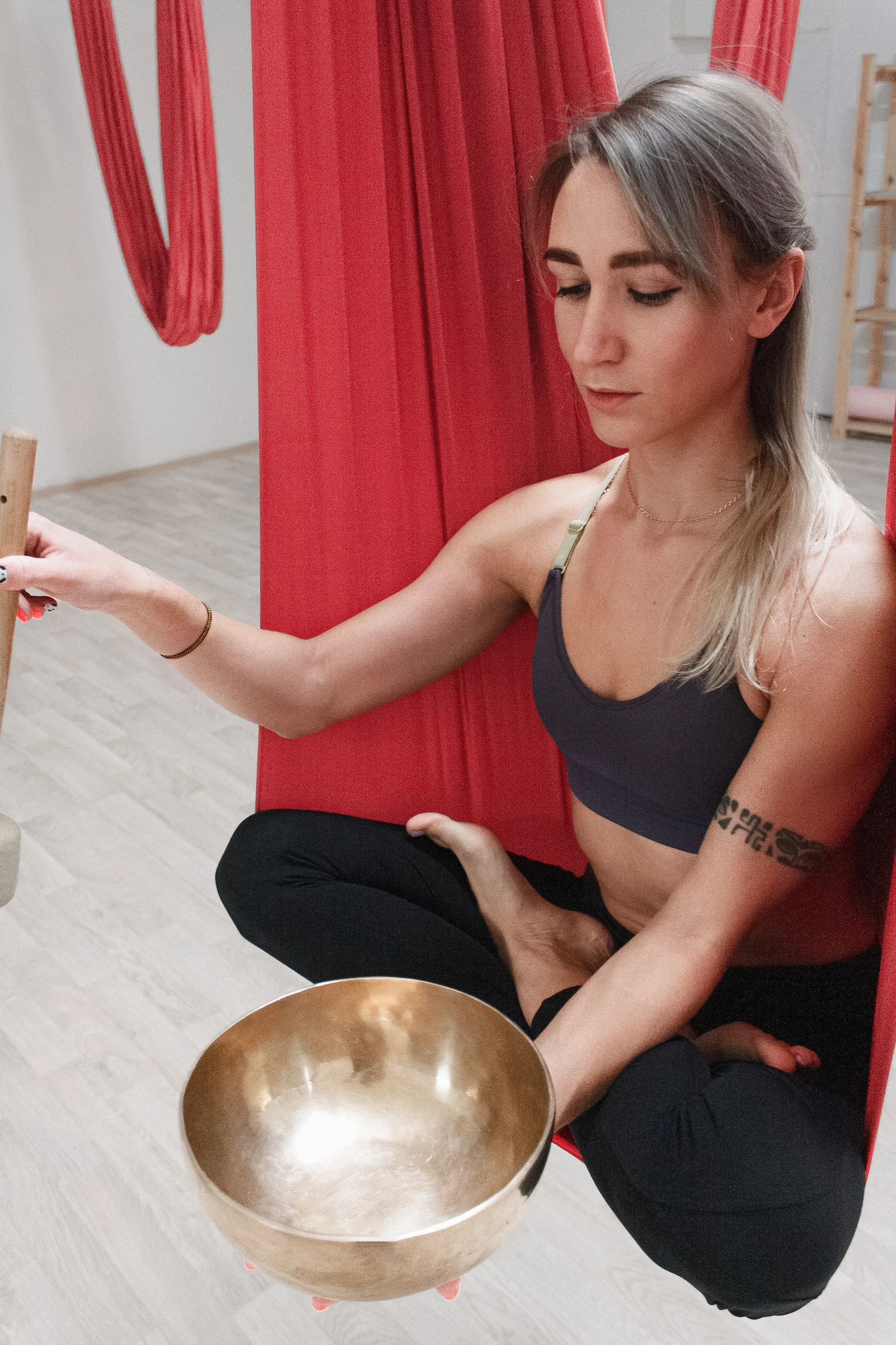 Jedna, tři nebo pět lekcí létající jógy na hamace: Fly yoga ve studiu centru Prahy
