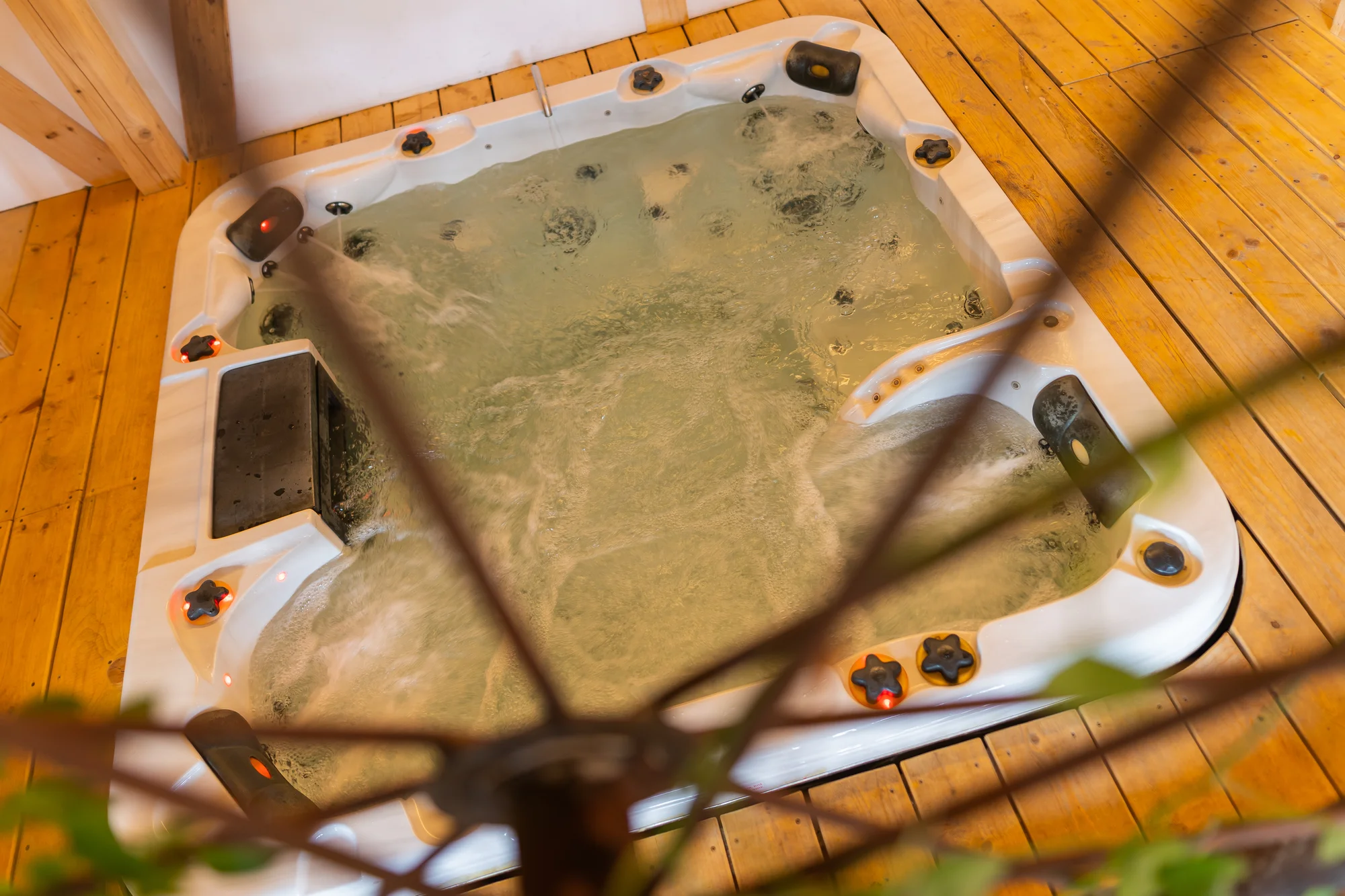Dopřejte si relax: 120 min. privátního wellness s lahví sektu pro dva