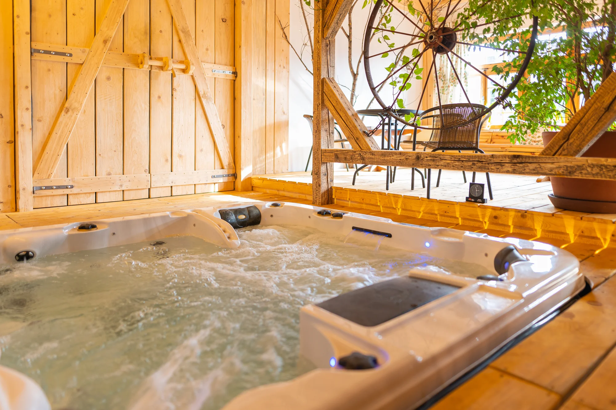 Dopřejte si relax: 120 min. privátního wellness s lahví sektu pro dva