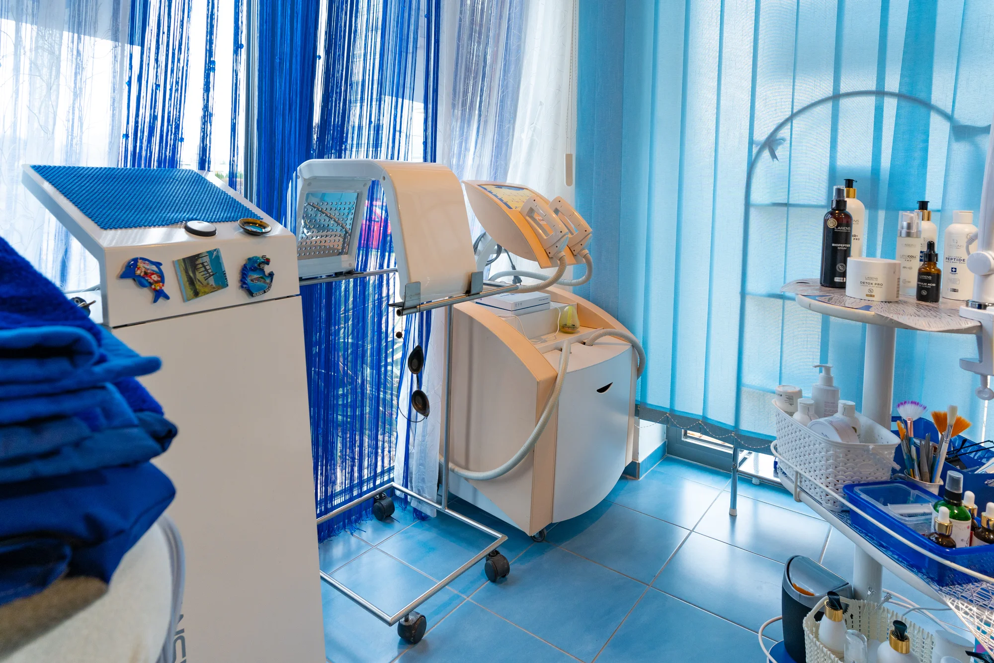 Omlazující procedura s dárečkem na domácí péči: lifting s kolagenovými nitěmi a sérum
