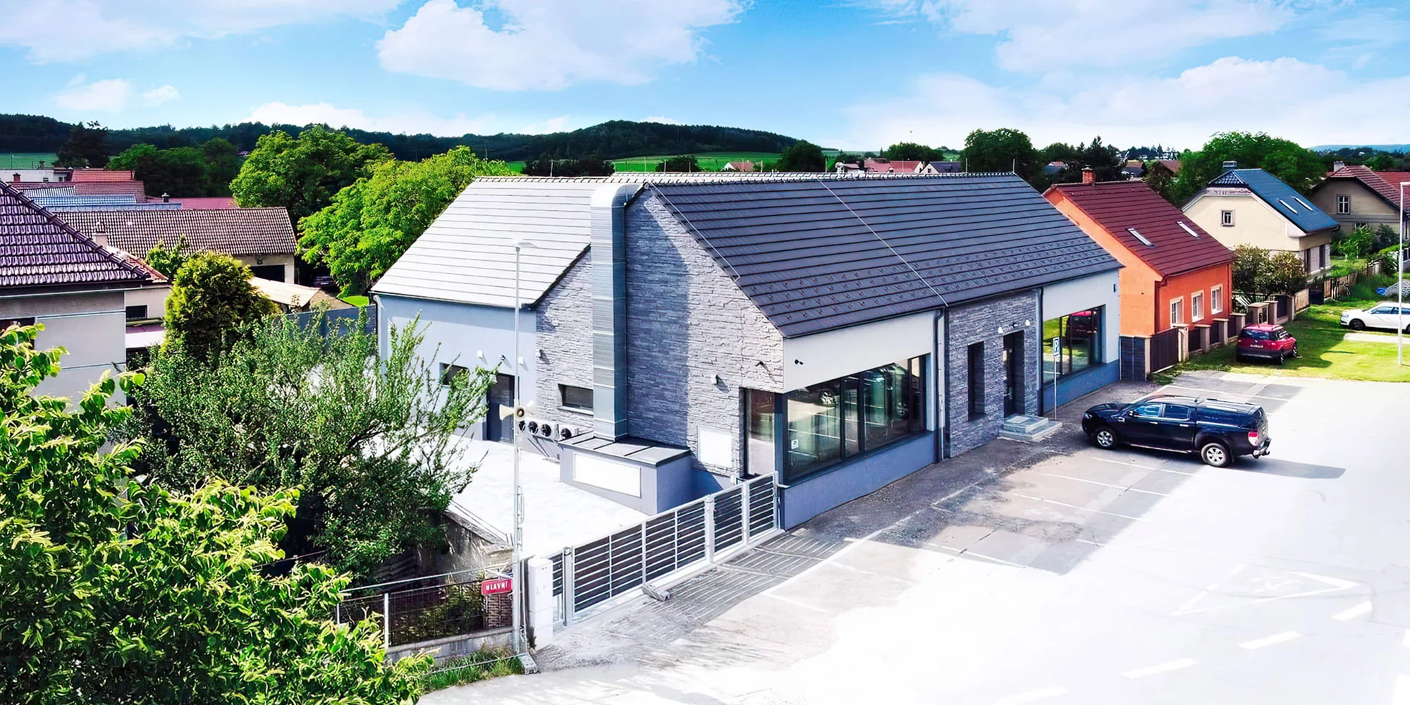 Tahoun burger s hranolky či cibulovými kroužky, coleslaw a čepovaná APA 13° v pivovaru Tahoun