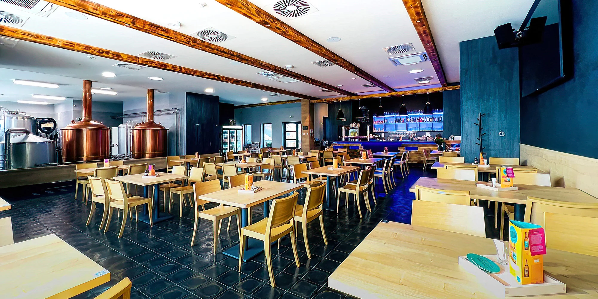 Tahoun burger s hranolky či cibulovými kroužky, coleslaw a čepovaná APA 13° v pivovaru Tahoun