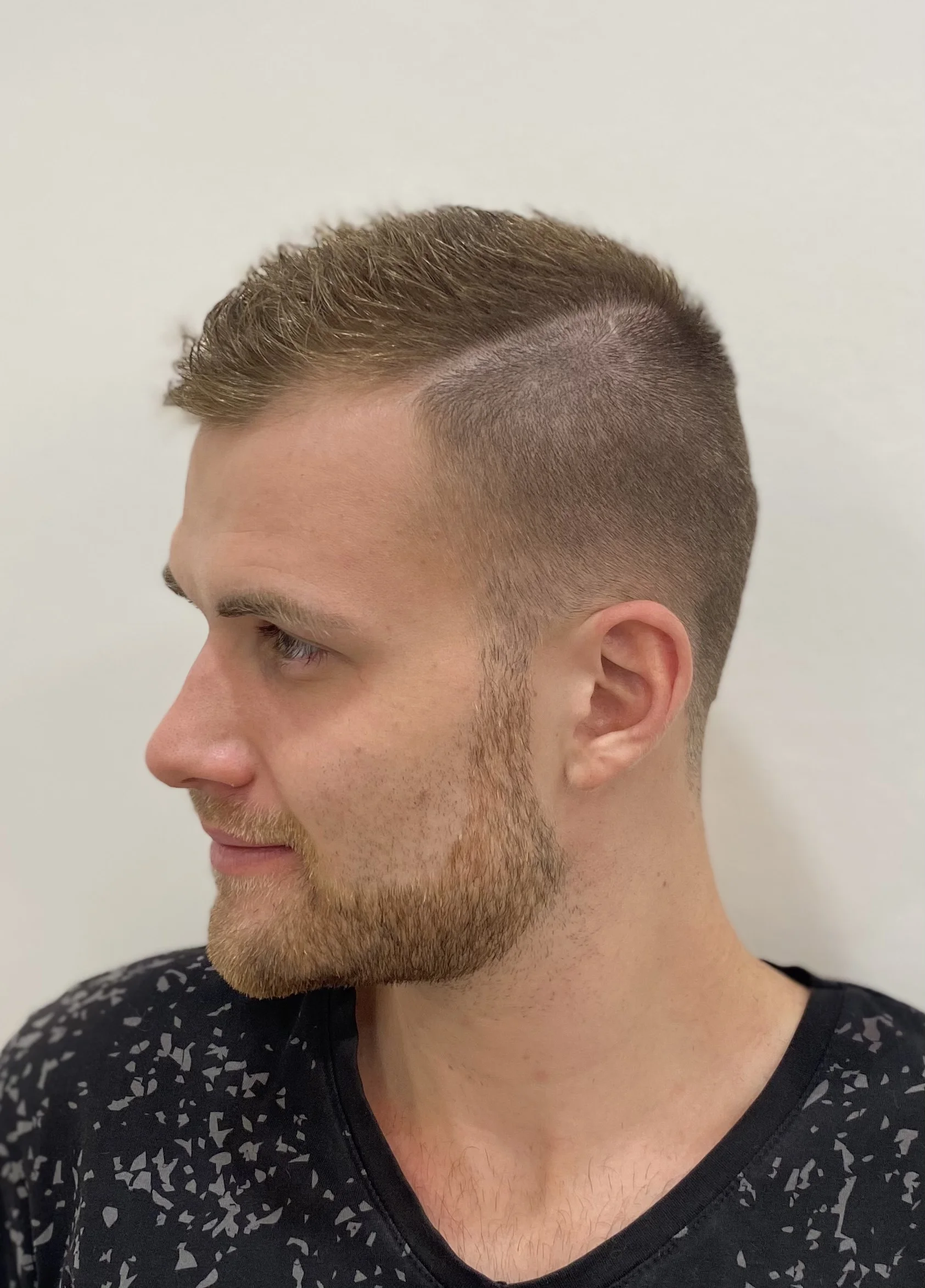 Pánský kompletní střih s foukanou i závěrečným stylingem v salonu na Vinohradech
