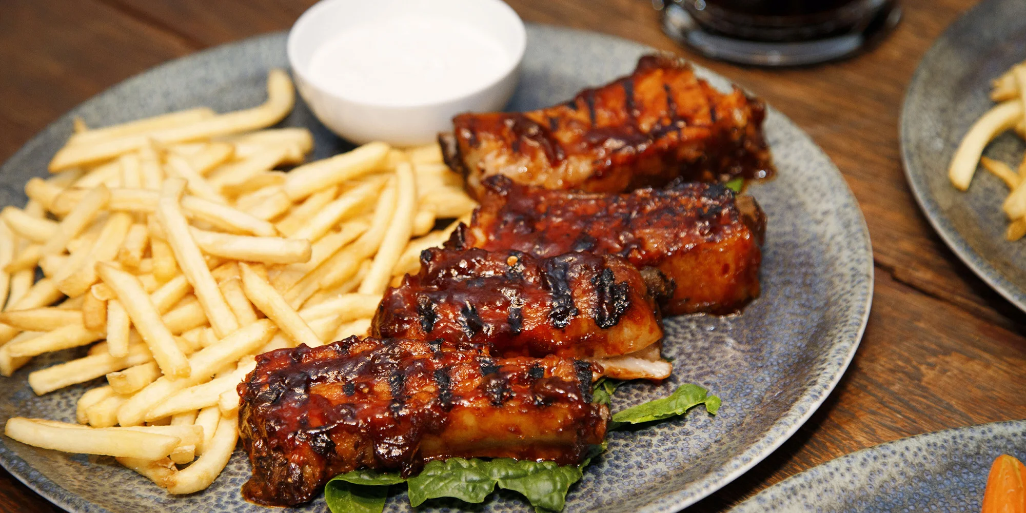 Křídla, steak, hamburger s hranolky, koleno či žebra na grilu pro 1 i 2 osoby