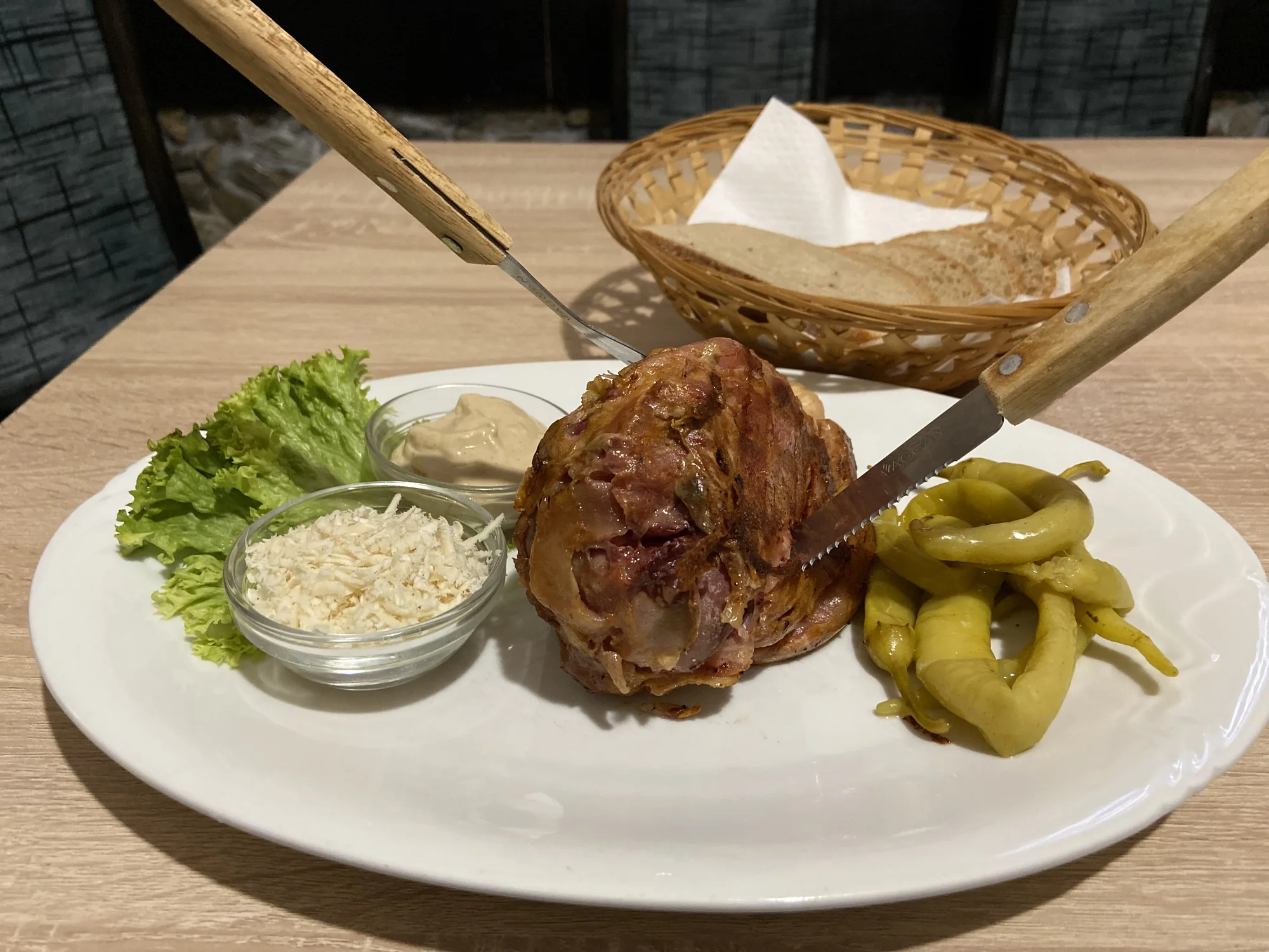 1-4 grilovaná kolena s křenem, hořčicí a pečivem v Restauraci u Baumruků
