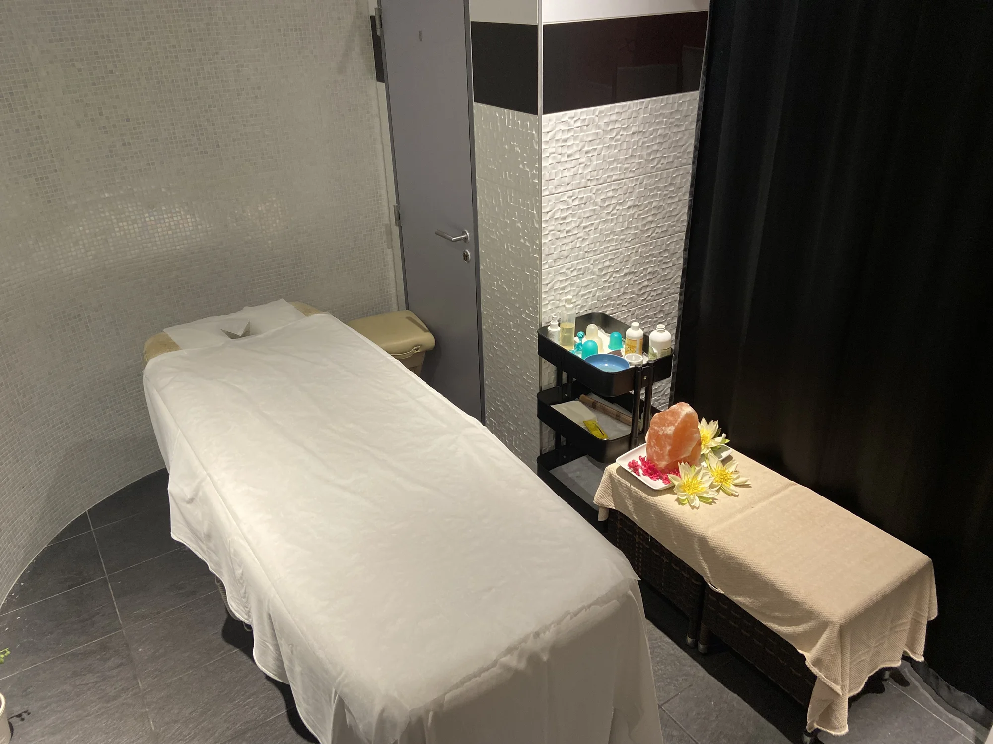Regenerační, relaxační nebo olejová masáž a vstup do wellness se saunami a vířivkou pro 1 osobu