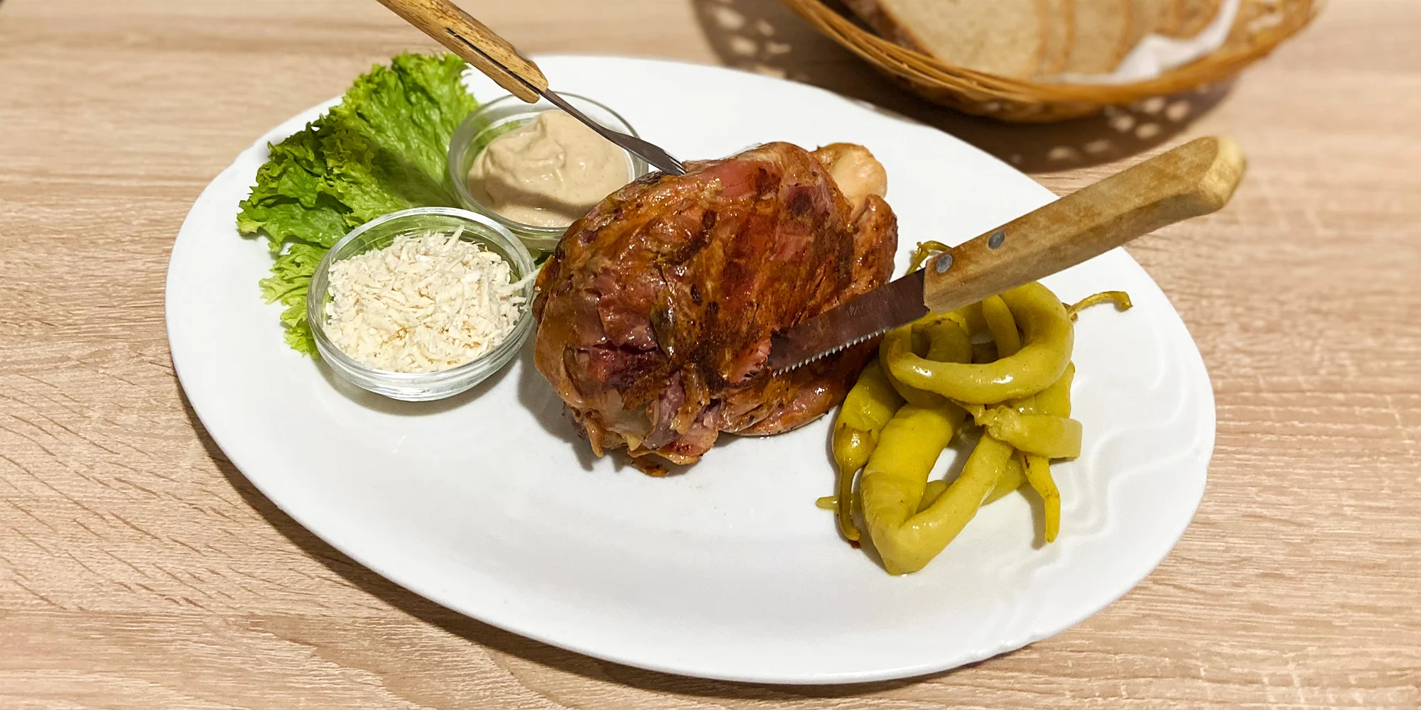 1-4 grilovaná kolena s křenem, hořčicí a pečivem v Restauraci u Baumruků