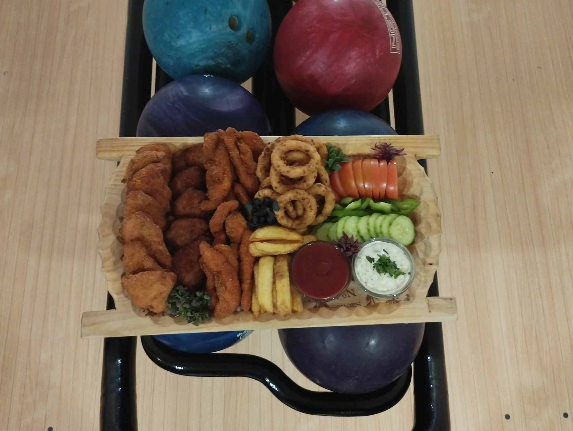 Hodina bowlingu a prkno se stripsy, řízky, hranolky i cibulovými kroužky a pečivem