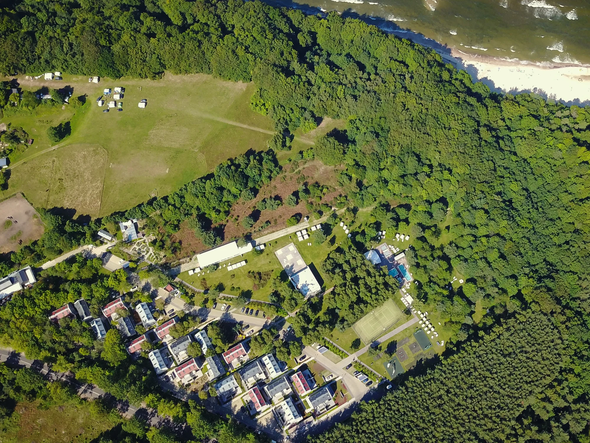 Resort u Baltu: polopenze, vlastní přístup k pláži, neomezený vstup do sauny, půjčení kol i animace