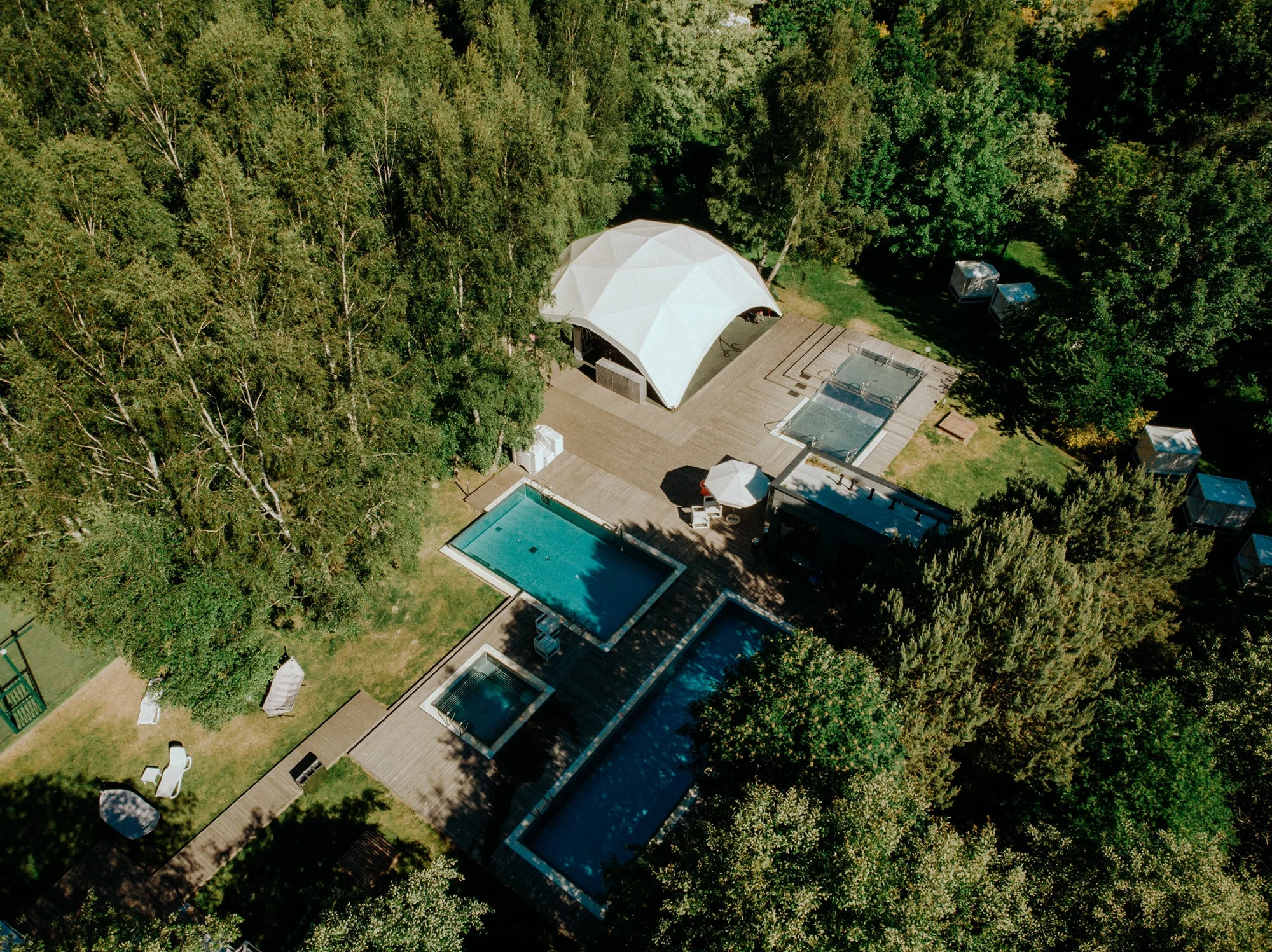 Resort u Baltu: polopenze, vlastní přístup k pláži, neomezený vstup do sauny, půjčení kol i animace