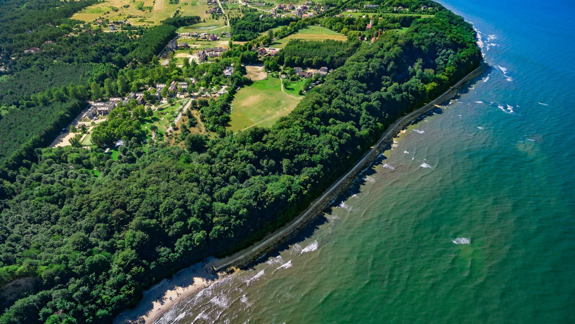 Resort u Baltu: polopenze, vlastní přístup k pláži, neomezený vstup do sauny, půjčení kol i animace