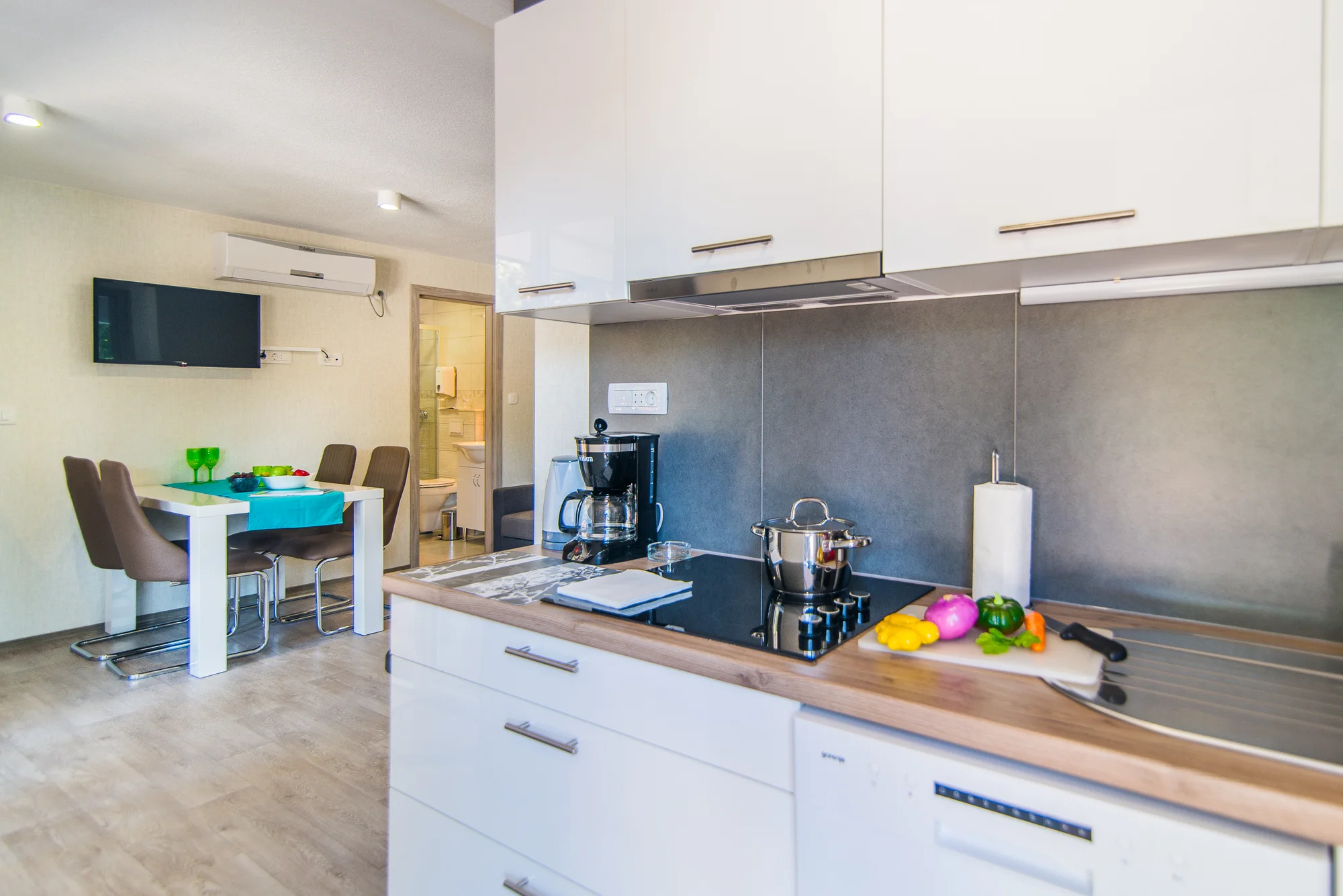 Plážový resort v chorvatské Pule: moderní mobilní domek s terasou až pro 6 osob