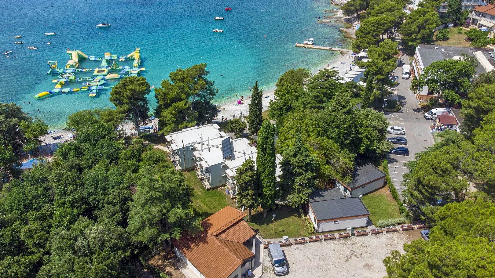 Plážový resort v chorvatské Pule: moderní mobilní domek s terasou až pro 6 osob