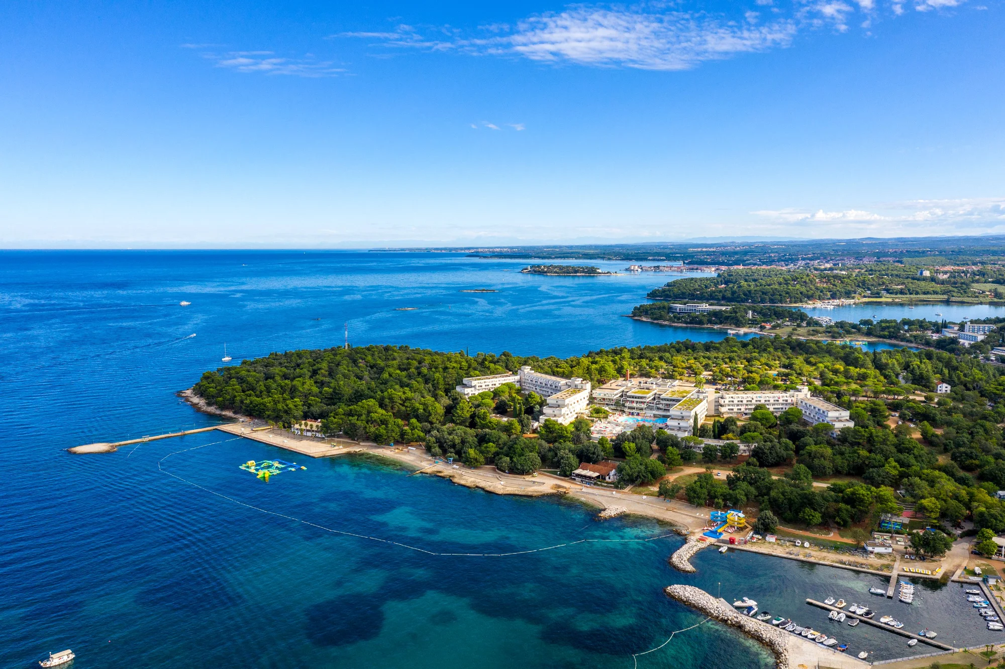 Dovolená v chorvatské Poreči: hotel s vlastní pláží a bazénem, polopenze či plná penze