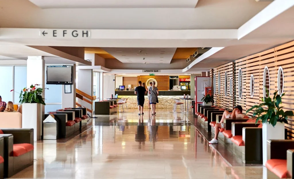 Dovolená v chorvatské Poreči: hotel s vlastní pláží a bazénem, polopenze či plná penze