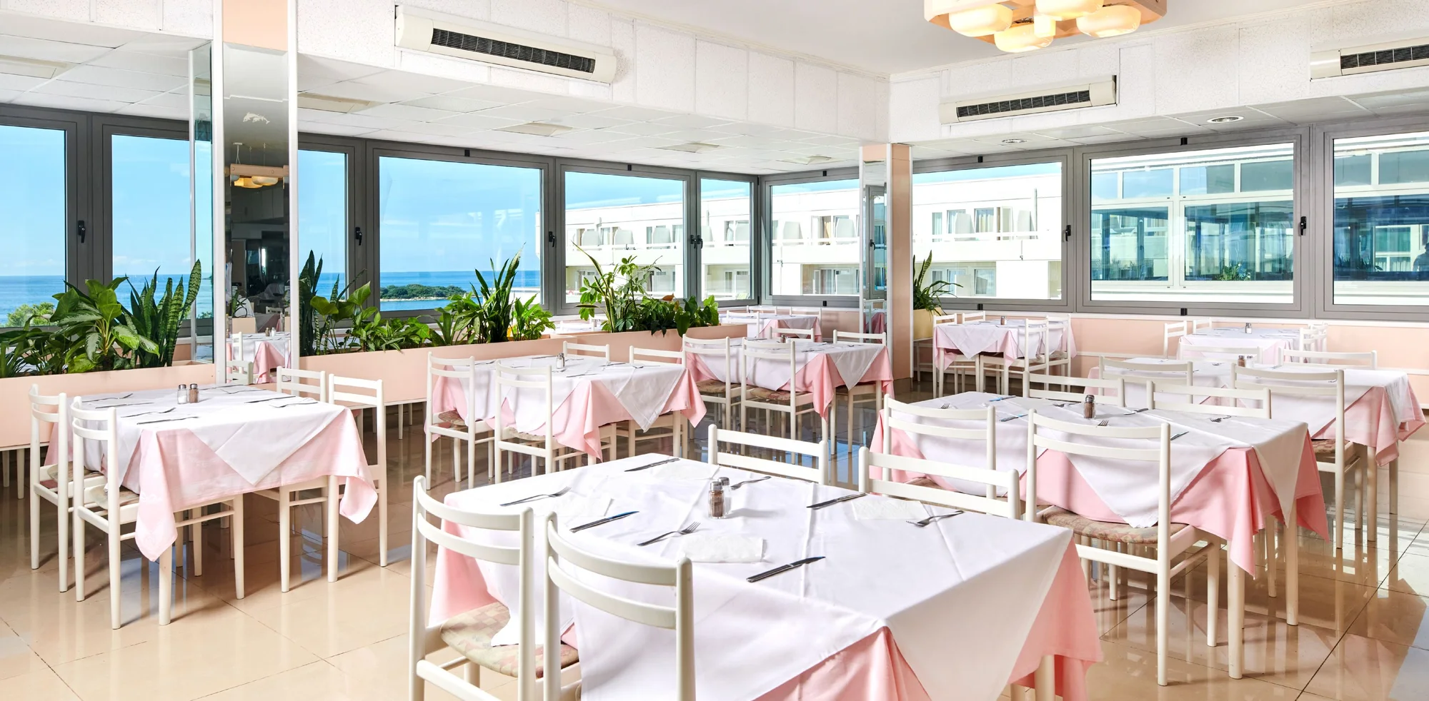 Dovolená v chorvatské Poreči: hotel s vlastní pláží a bazénem, polopenze či plná penze