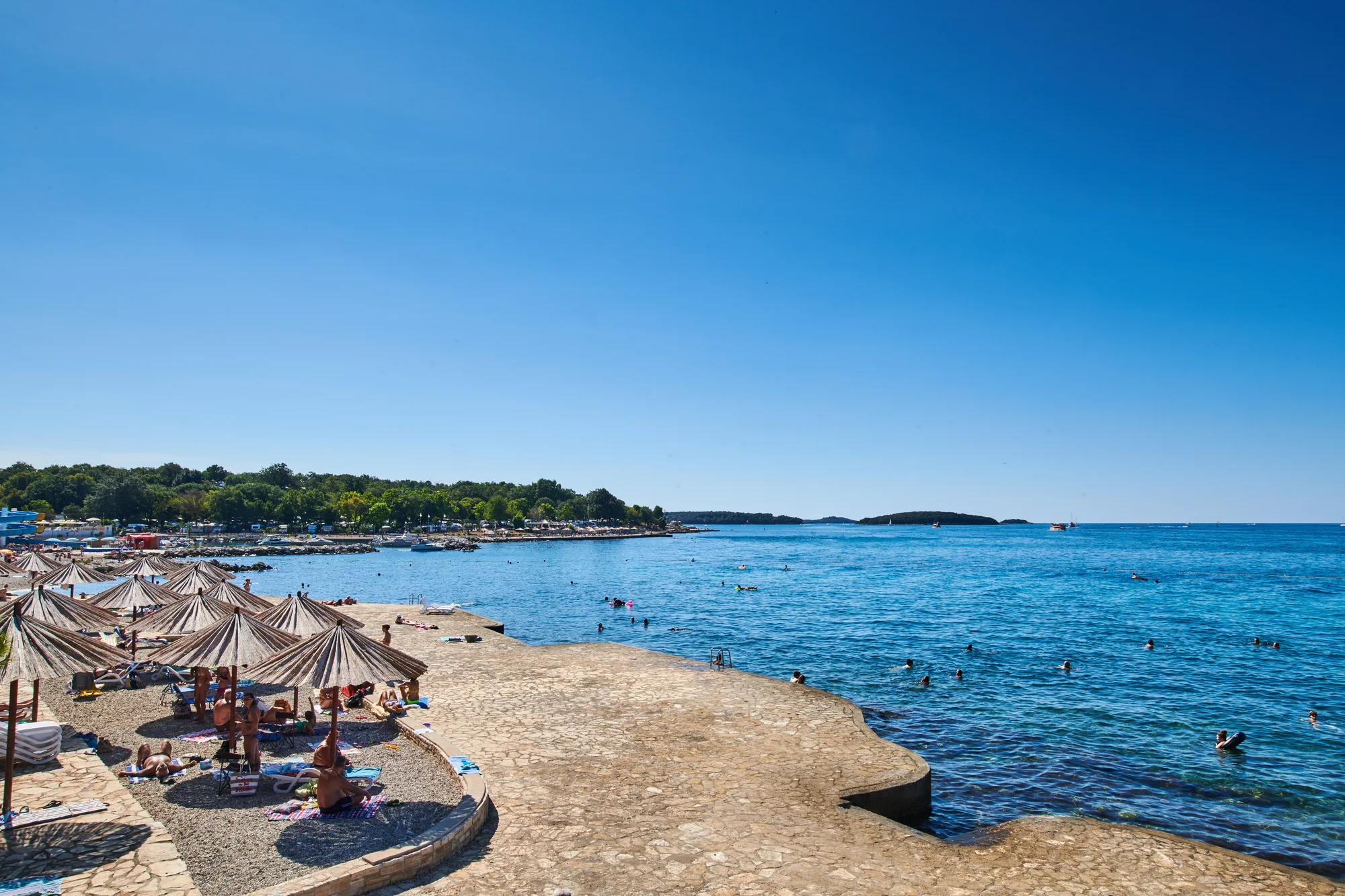 Dovolená v chorvatské Poreči: hotel s vlastní pláží a bazénem, polopenze či plná penze