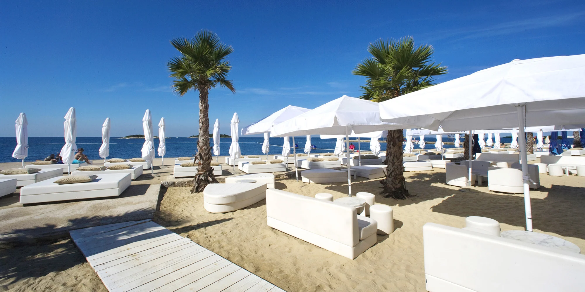 Dovolená v chorvatské Poreči: hotel s vlastní pláží a bazénem, polopenze či plná penze