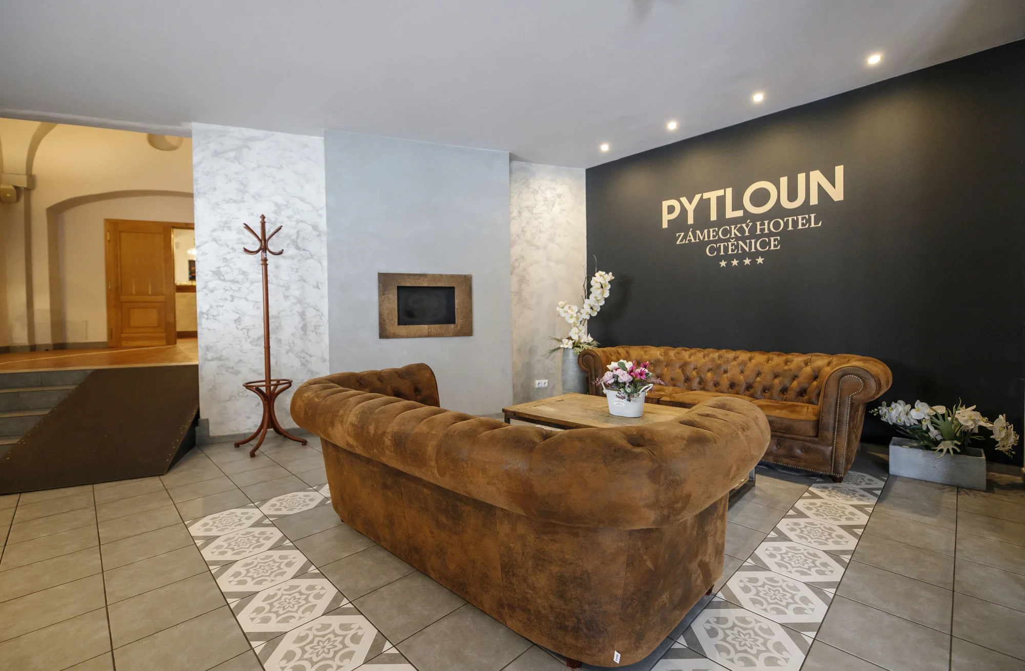 Zámecký hotel 15 km od Prahy: luxusní pokoje, snídaně i večeře a vstupenky na výstavy