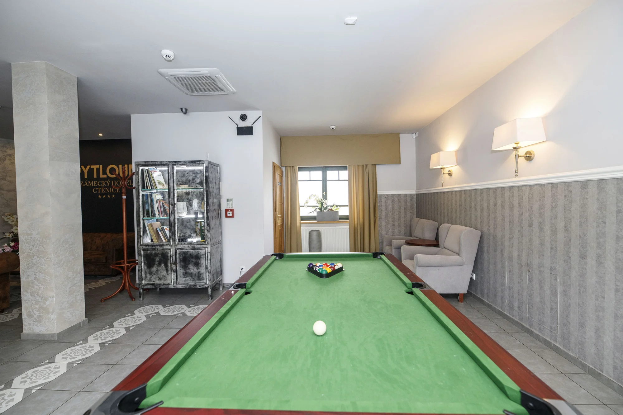 Zámecký hotel 15 km od Prahy: luxusní pokoje, snídaně i večeře a vstupenky na výstavy