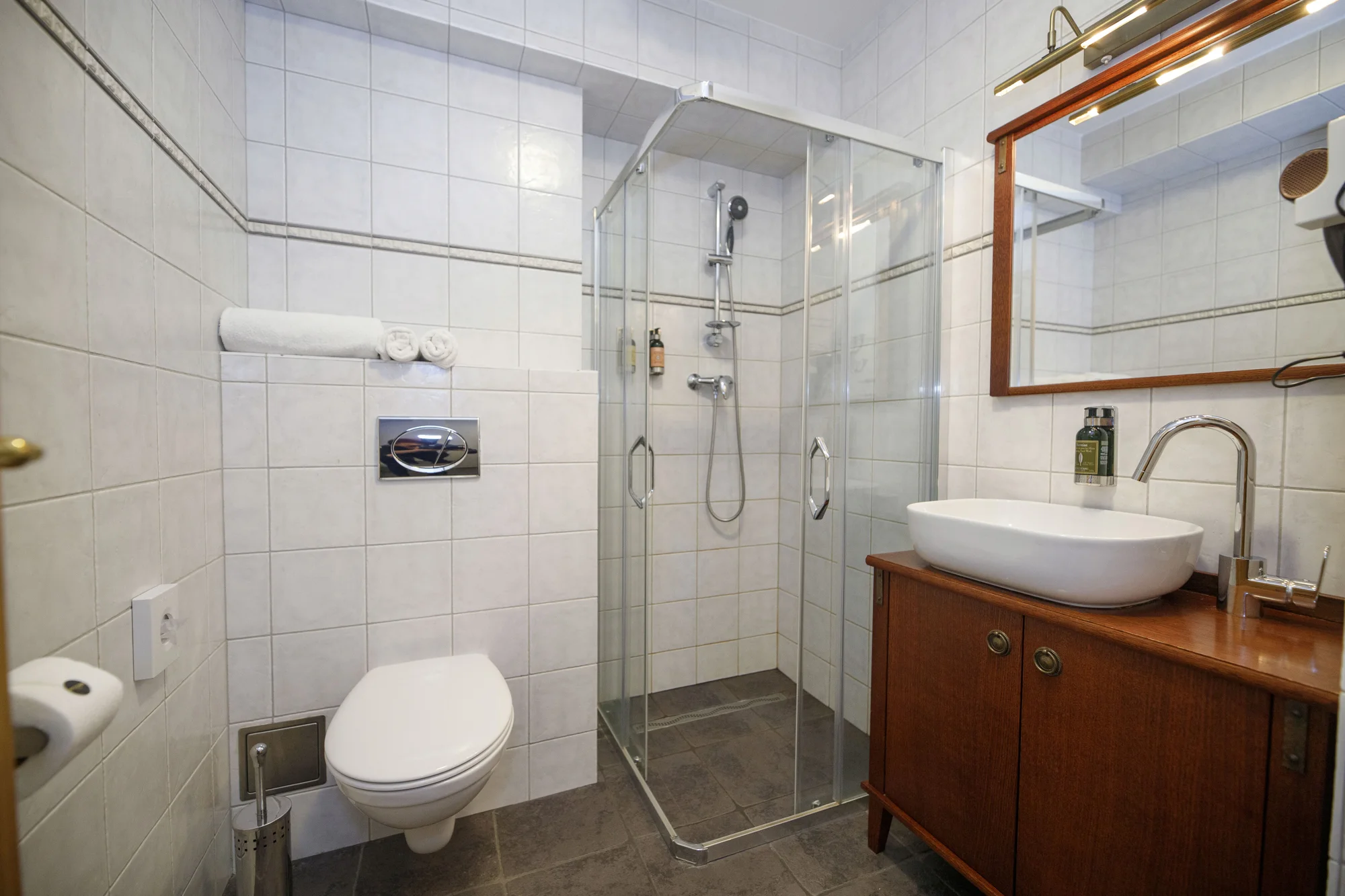 Zámecký hotel 15 km od Prahy: luxusní pokoje, snídaně i večeře a vstupenky na výstavy