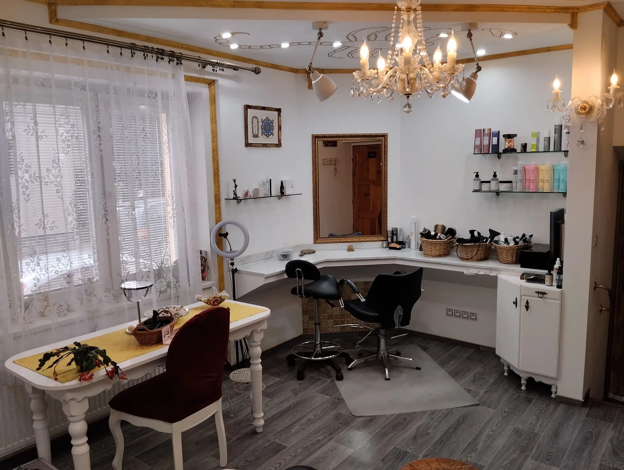 Kadeřnický wellness balíček pro všechny délky vlasů: střih, masáž i foukaná, 90 minut