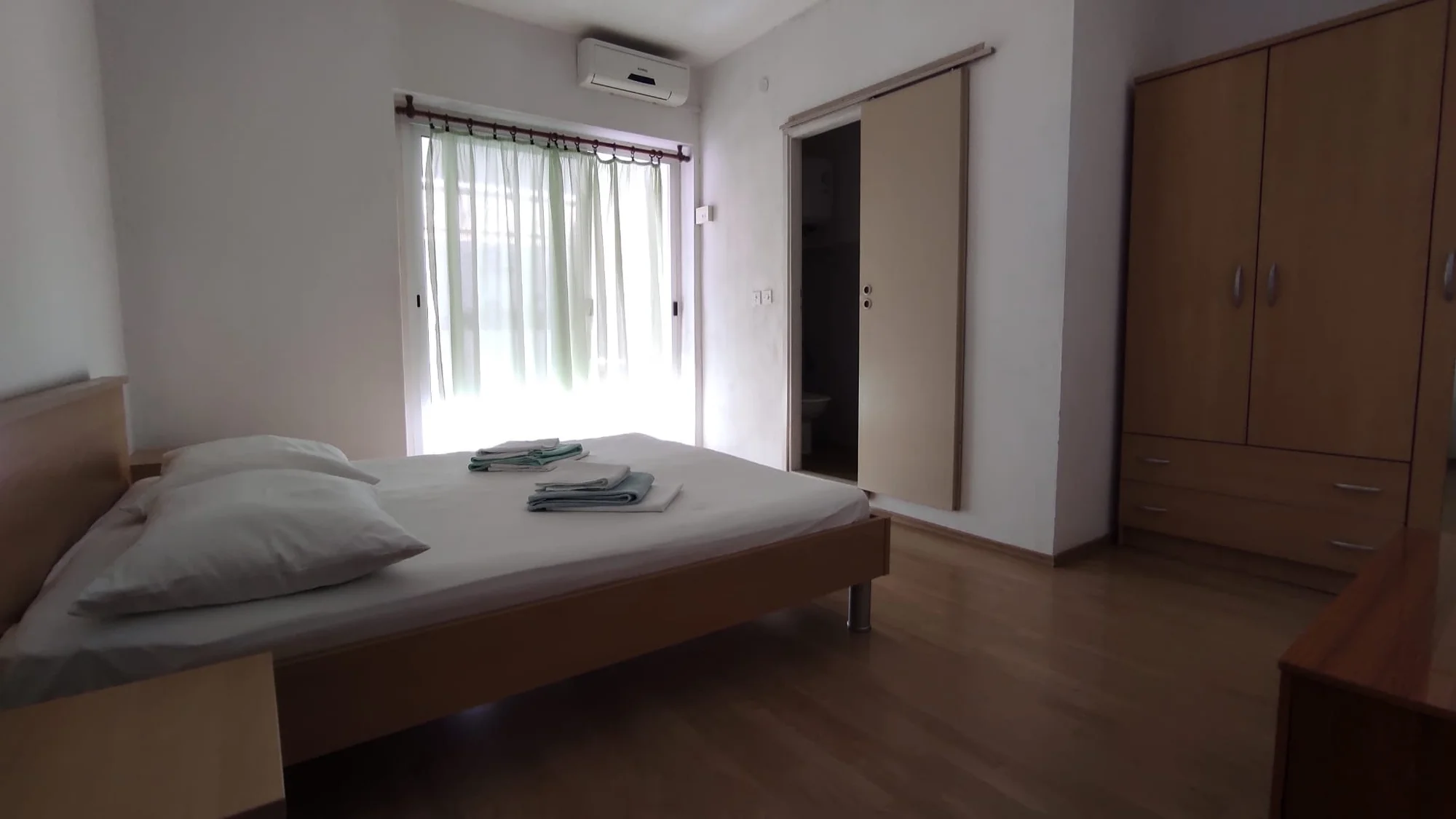 Letní pobyt na 7 nocí plný koupaček v moři: apartmány 9 min chůzí od pláže, 30 min autem od Splitu