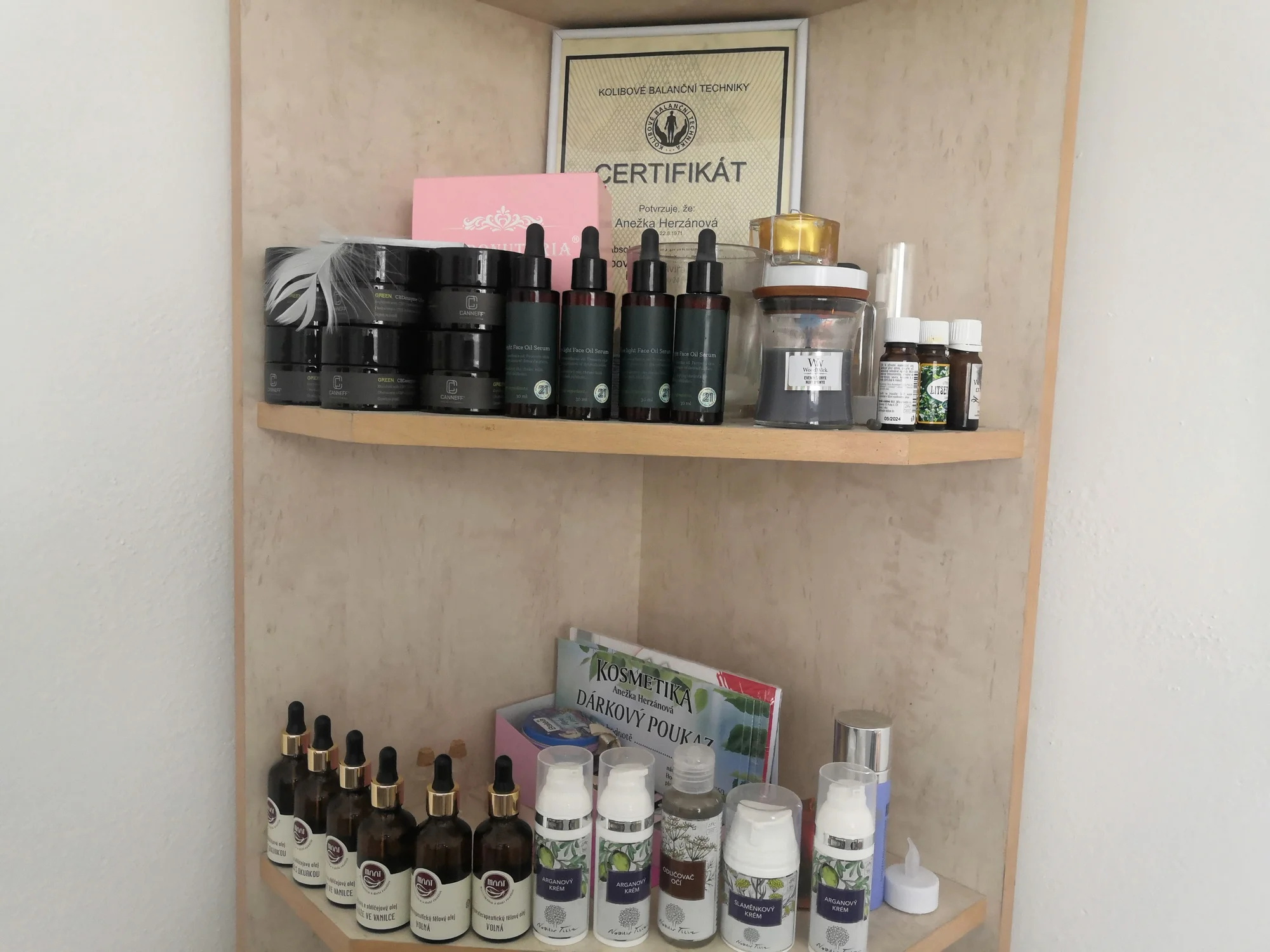 Aromaterapeutické ošetření, olejová masáž obličeje a dekoltu, péče o ruce i zábaly