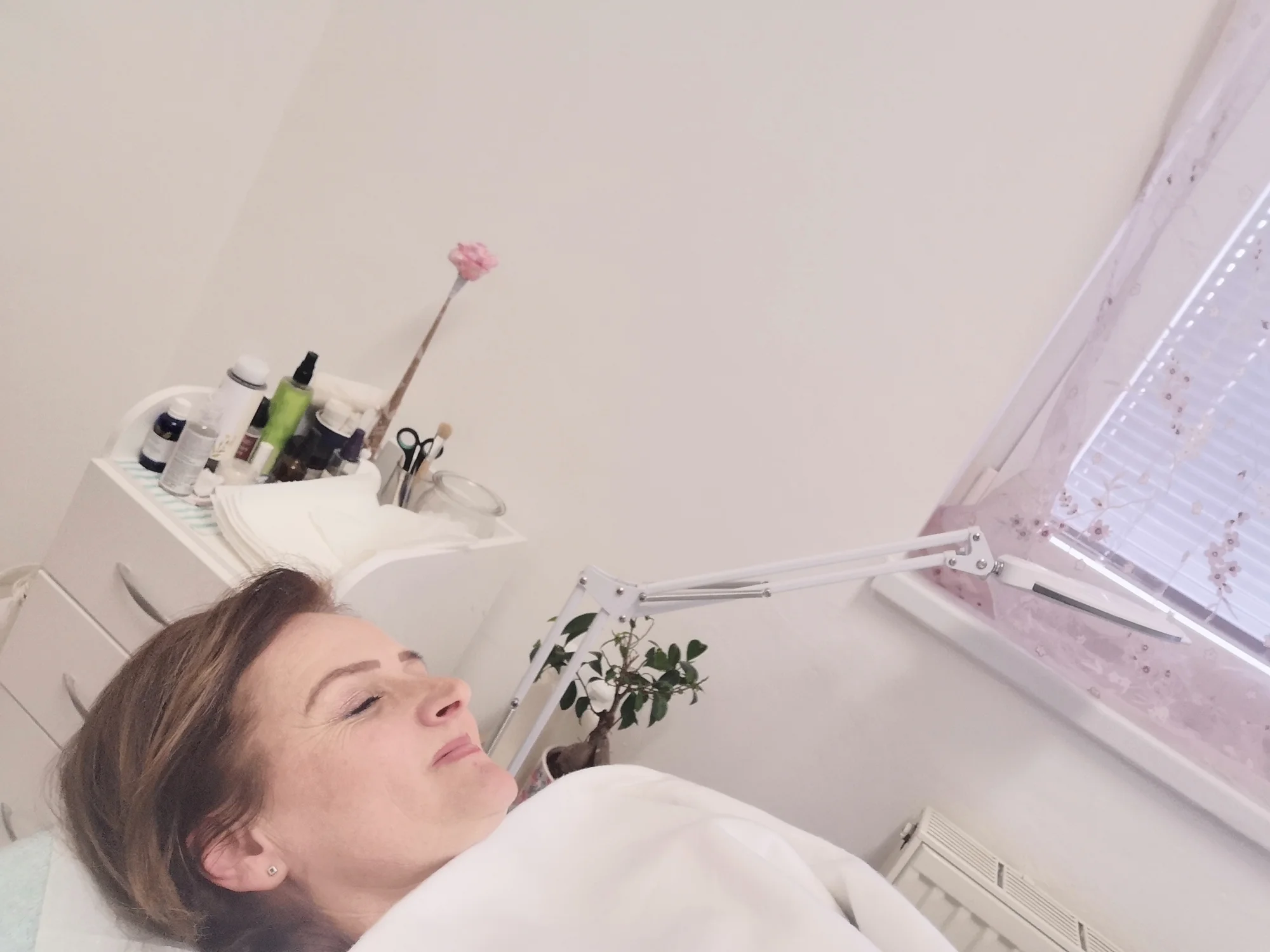 Aromaterapeutické ošetření, olejová masáž obličeje a dekoltu, péče o ruce i zábaly