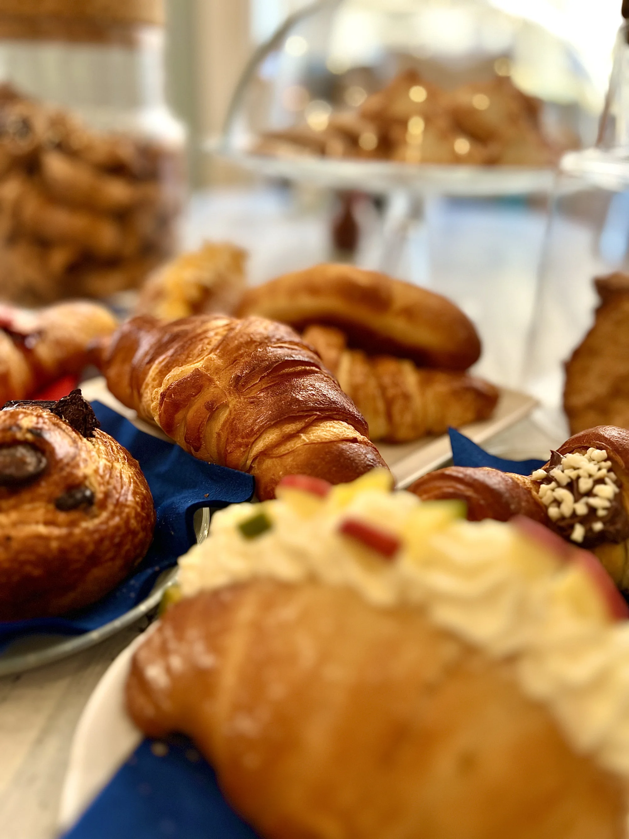Pozdní snídaně či svačina pro 1 i 2 osoby: sladký croissant a káva dle výběru