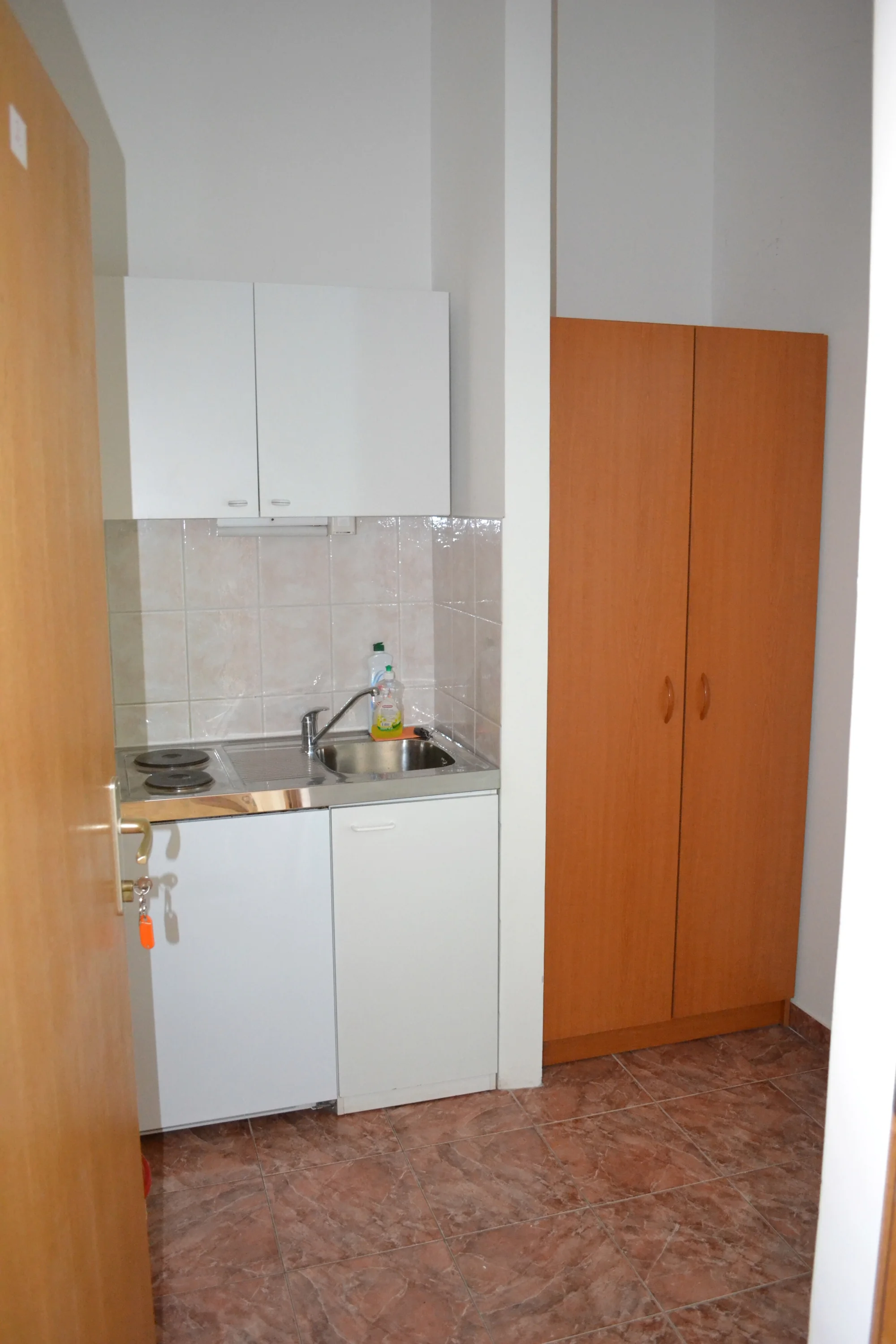 Léto v Chorvatsku: jednoduché apartmány na Omišské riviéře, 60 m od pláže