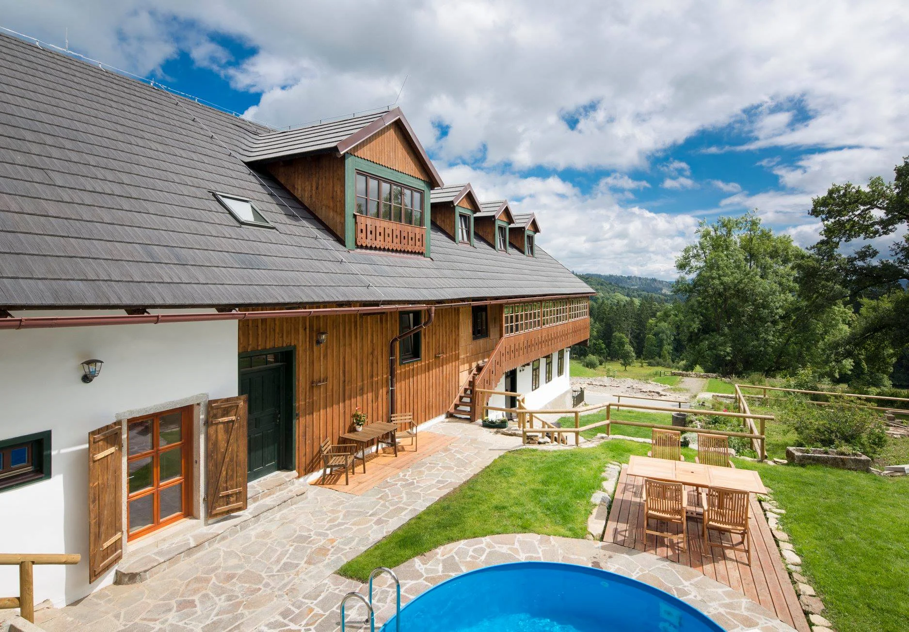 Pobyt v srdci Šumavy: krásný horský hotel se snídaní i možností wellness