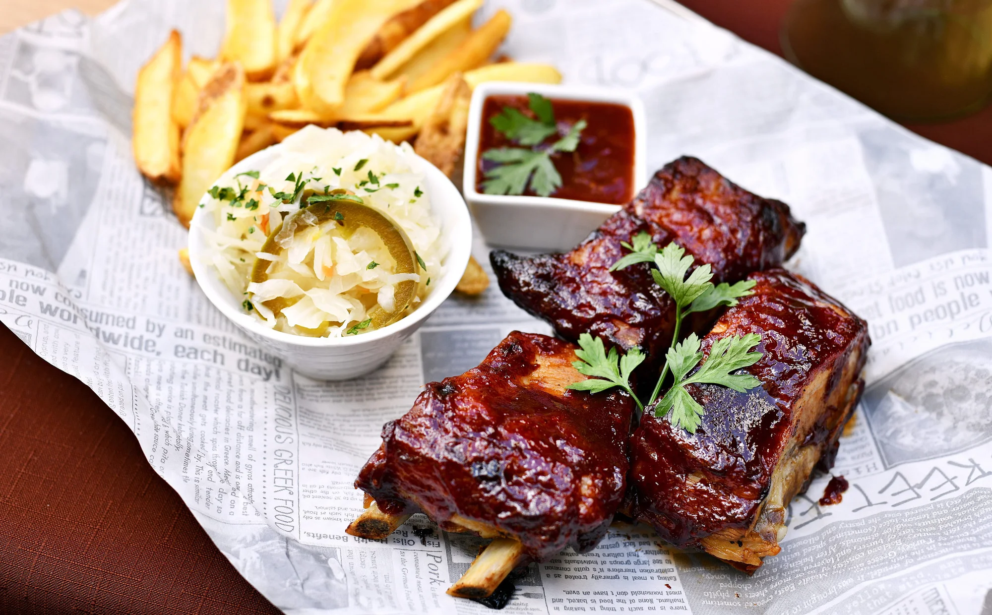 Menu s výhledem na Karlův most: pečená žebra nebo křídla, hranolky i pivo