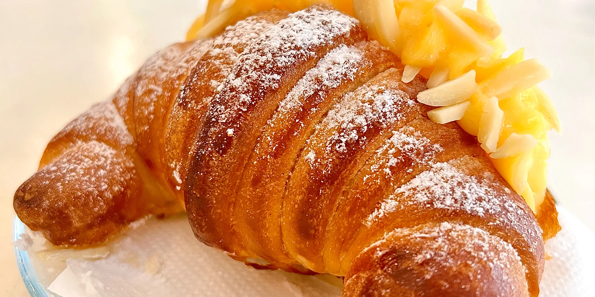 Pozdní snídaně či svačina pro 1 i 2 osoby: sladký croissant a káva dle výběru