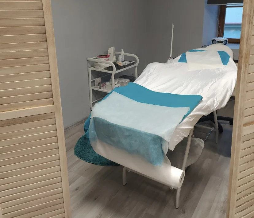 Čištění aknózní pleti nebo kosmetické liftingové ošetření