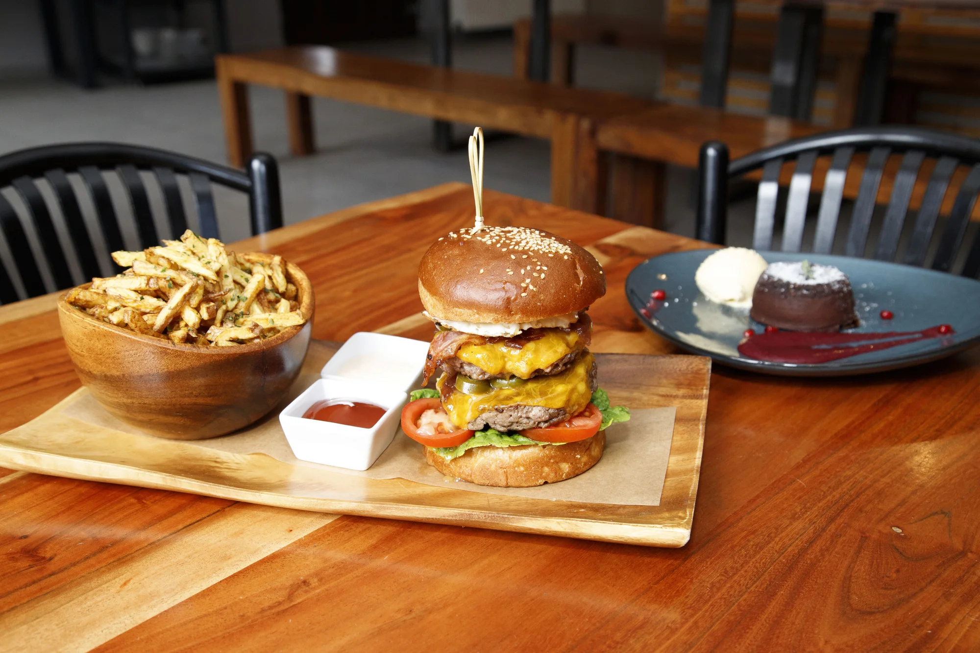 Past na pořádný hlad: 2x hovězí XXL burger s domácími hranolky i čokoládový fondant