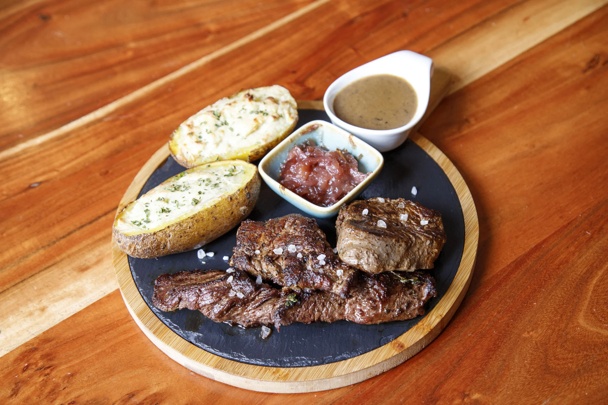 Hanger steak s chutney, pepřovou omáčkou a pečenými bramborami pro 2 osoby