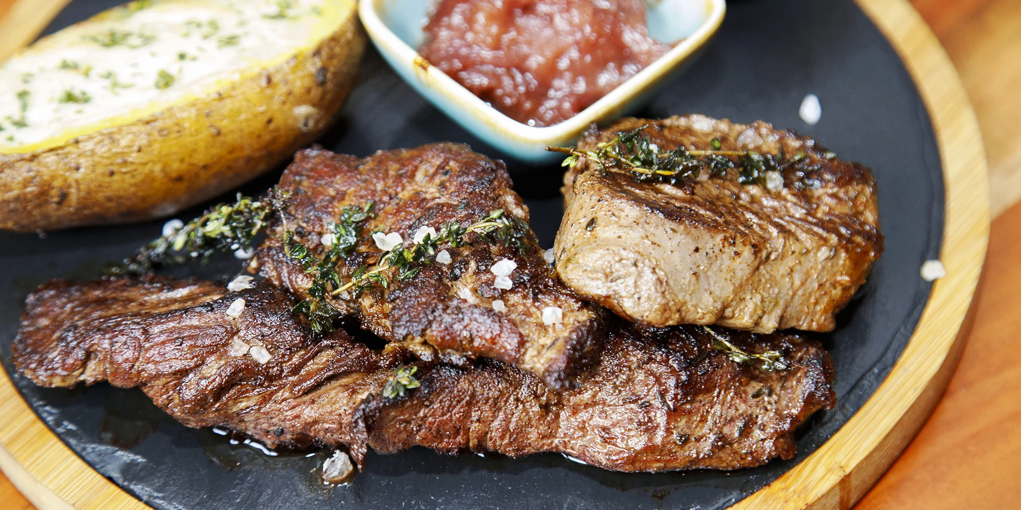 Hanger steak s chutney, pepřovou omáčkou a pečenými bramborami pro 2 osoby