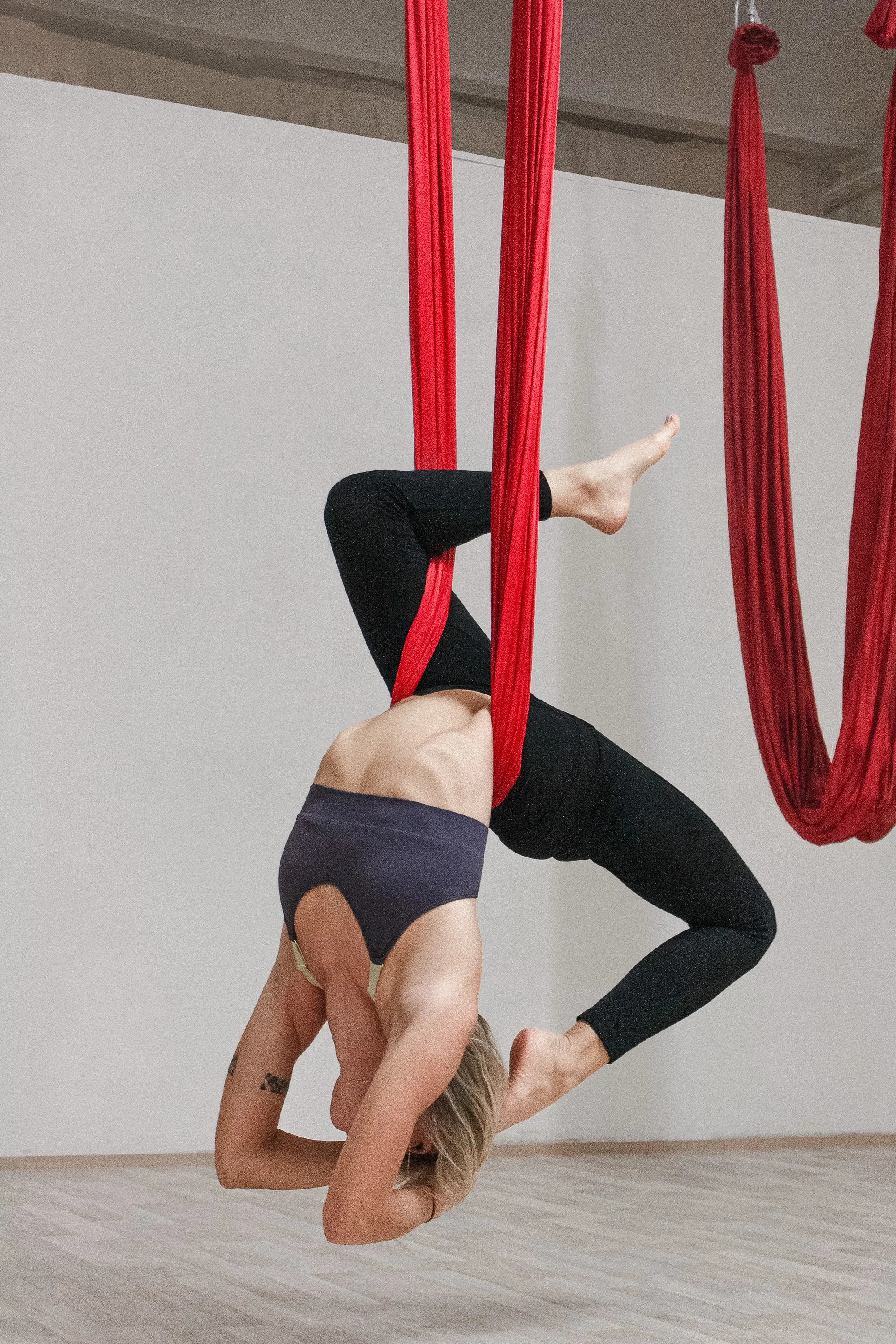 Jedna, tři nebo pět lekcí létající jógy na hamace: Fly yoga ve studiu centru Prahy