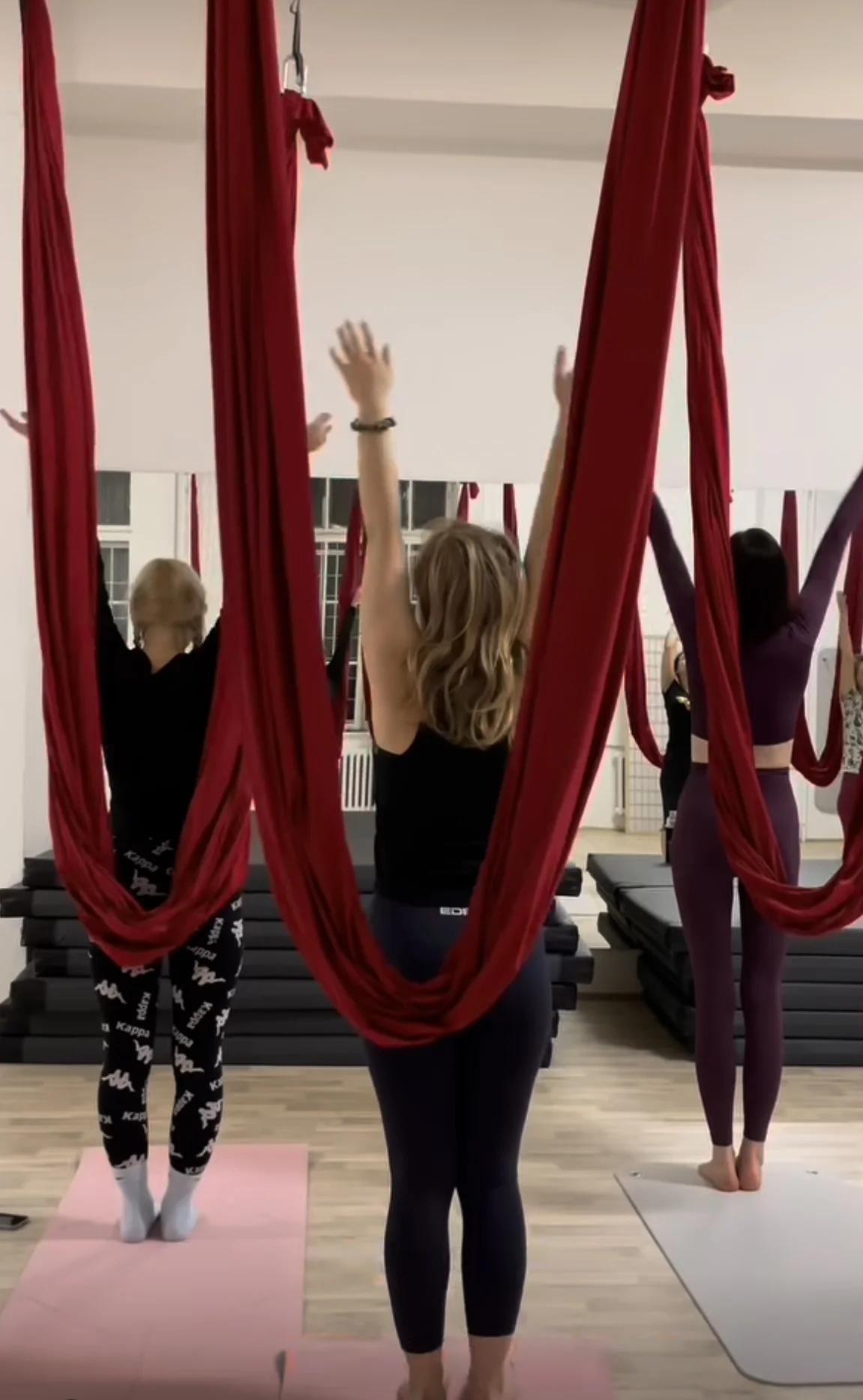 Jedna, tři nebo pět lekcí létající jógy na hamace: Fly yoga ve studiu centru Prahy