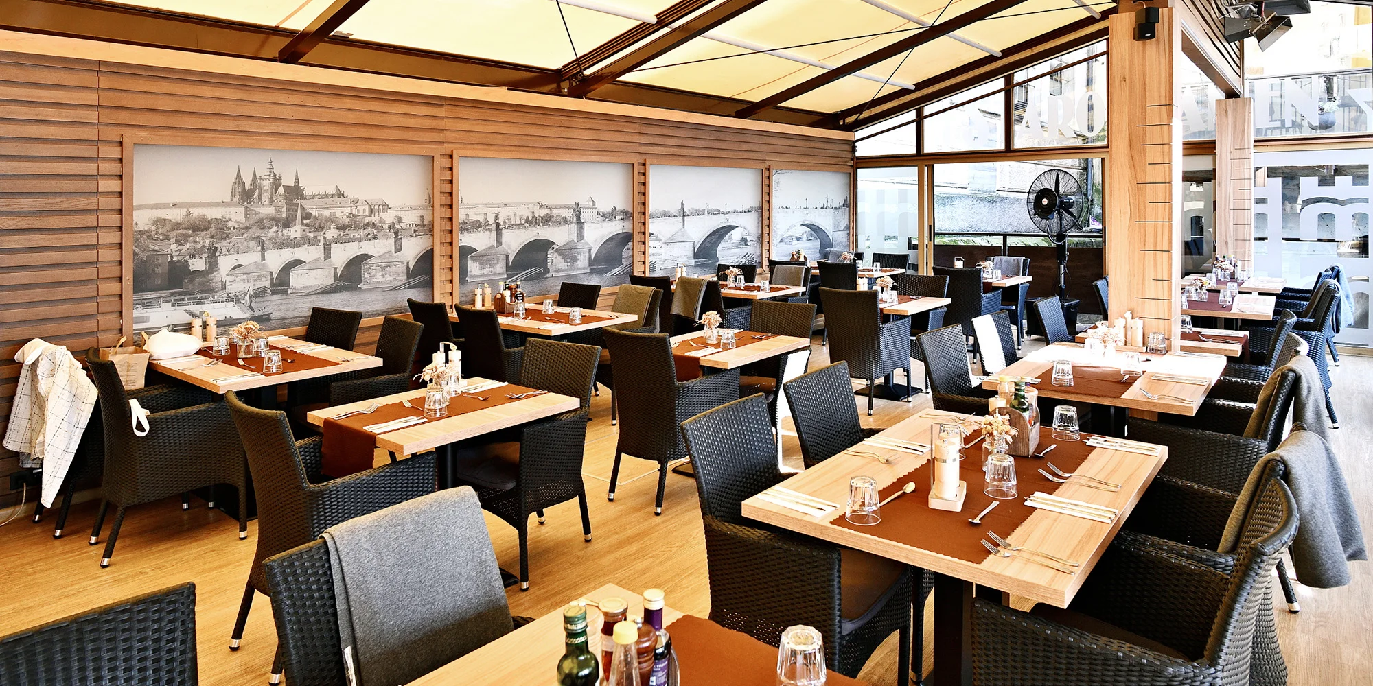 Čtyřchodové menu s výhledem na Karlův most pro dva: tataráček, rib eye nebo losos, cheesecake a víno