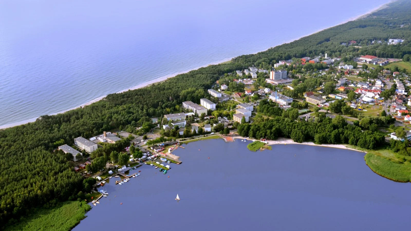 Dovolená u Baltu a jezera Bukowo: hotel 100 m od pláže, polopenze, wellness