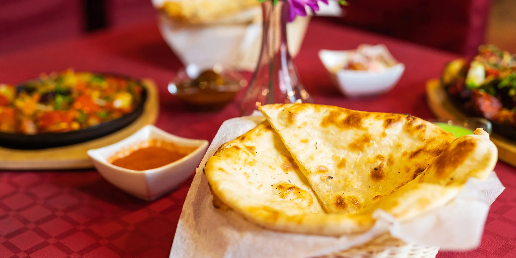 Tandoori mix pro 2 osoby: chicken tikka, tandoori chicken, pudina tikka, naan, rýže, omáčky i dezert