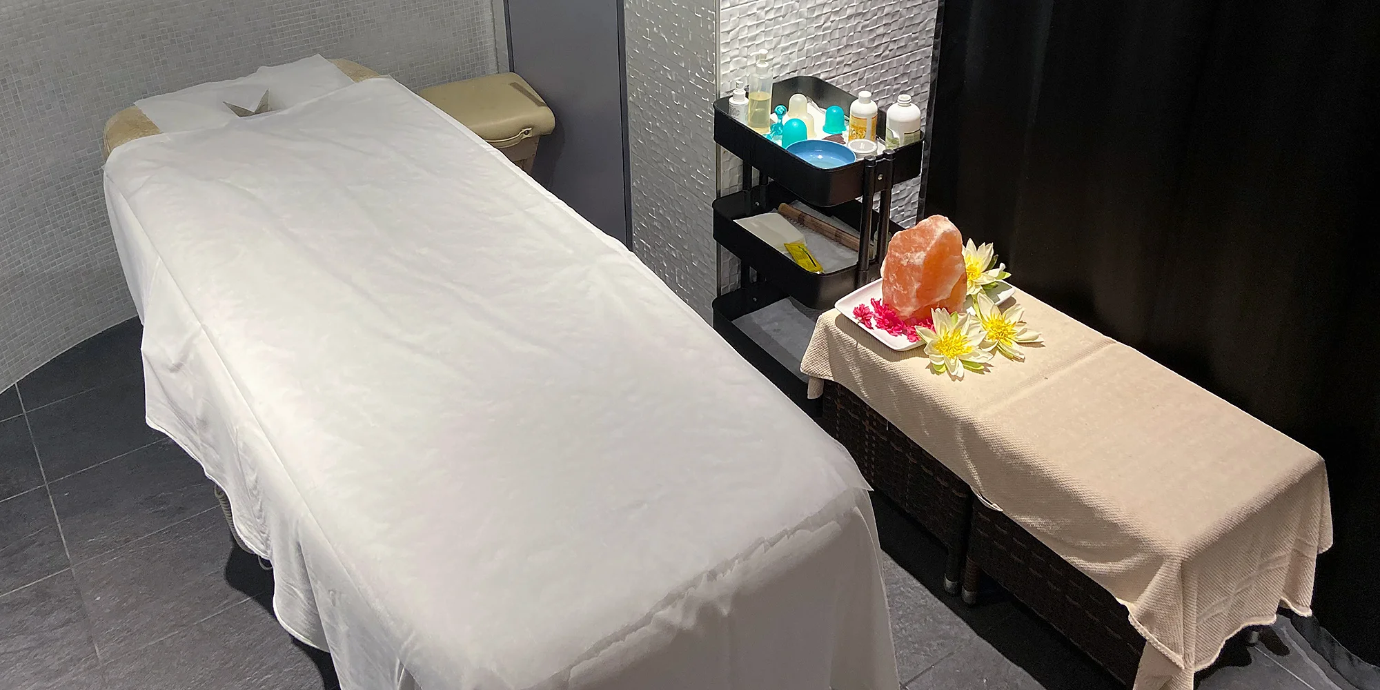 60–90minutová masáž lávovými kameny, párová masáž, wellness i permanentky