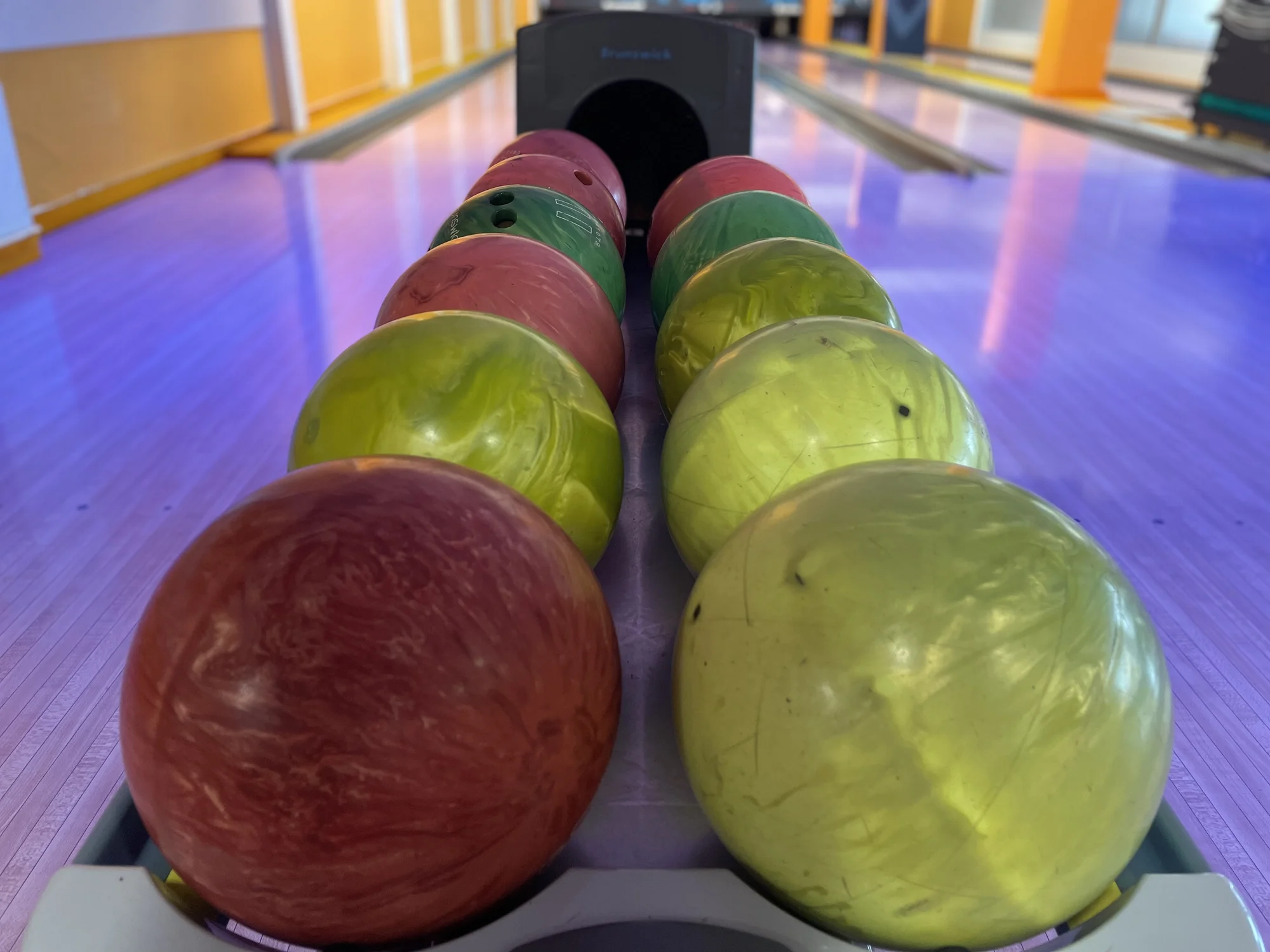 2 hod. bowlingu, mix řízků o váze 600 g, cibulové kroužky a další přílohy až pro 6 osob